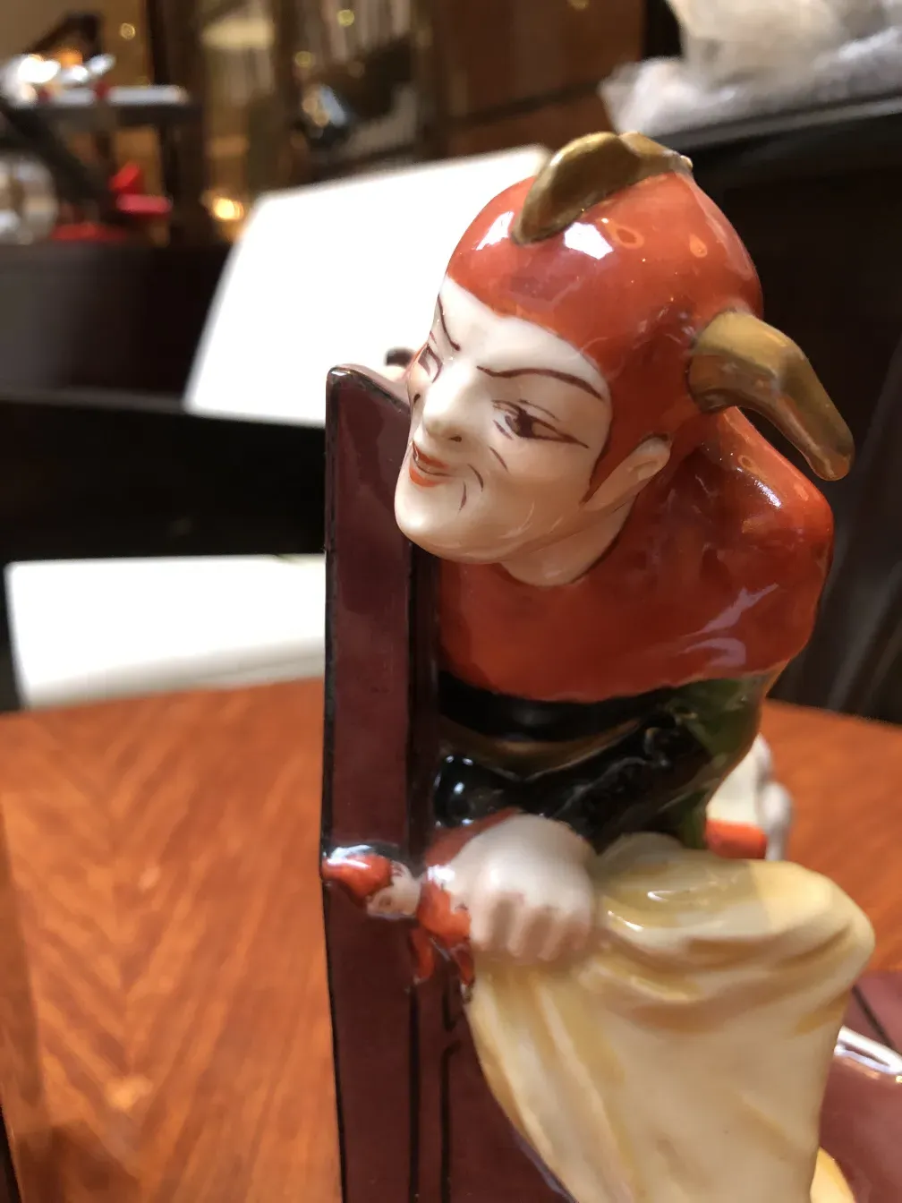 Ancien serre-livres avec figure d'Aladin, décoratif, sur fond clair.