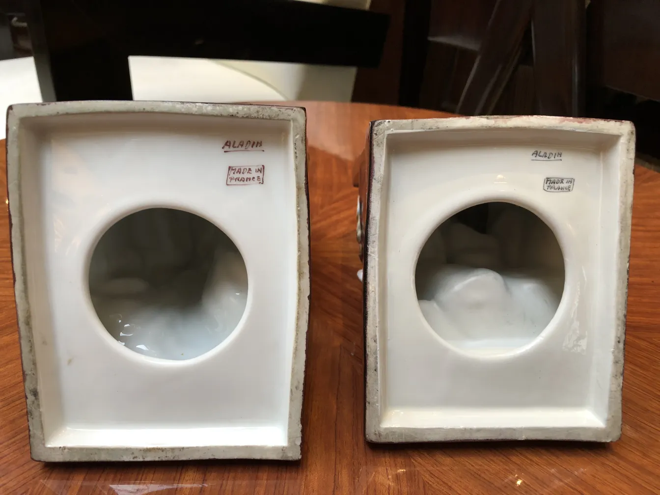 Suportes para livros antigos de estilo Art Nouveau em um ambiente elegante.