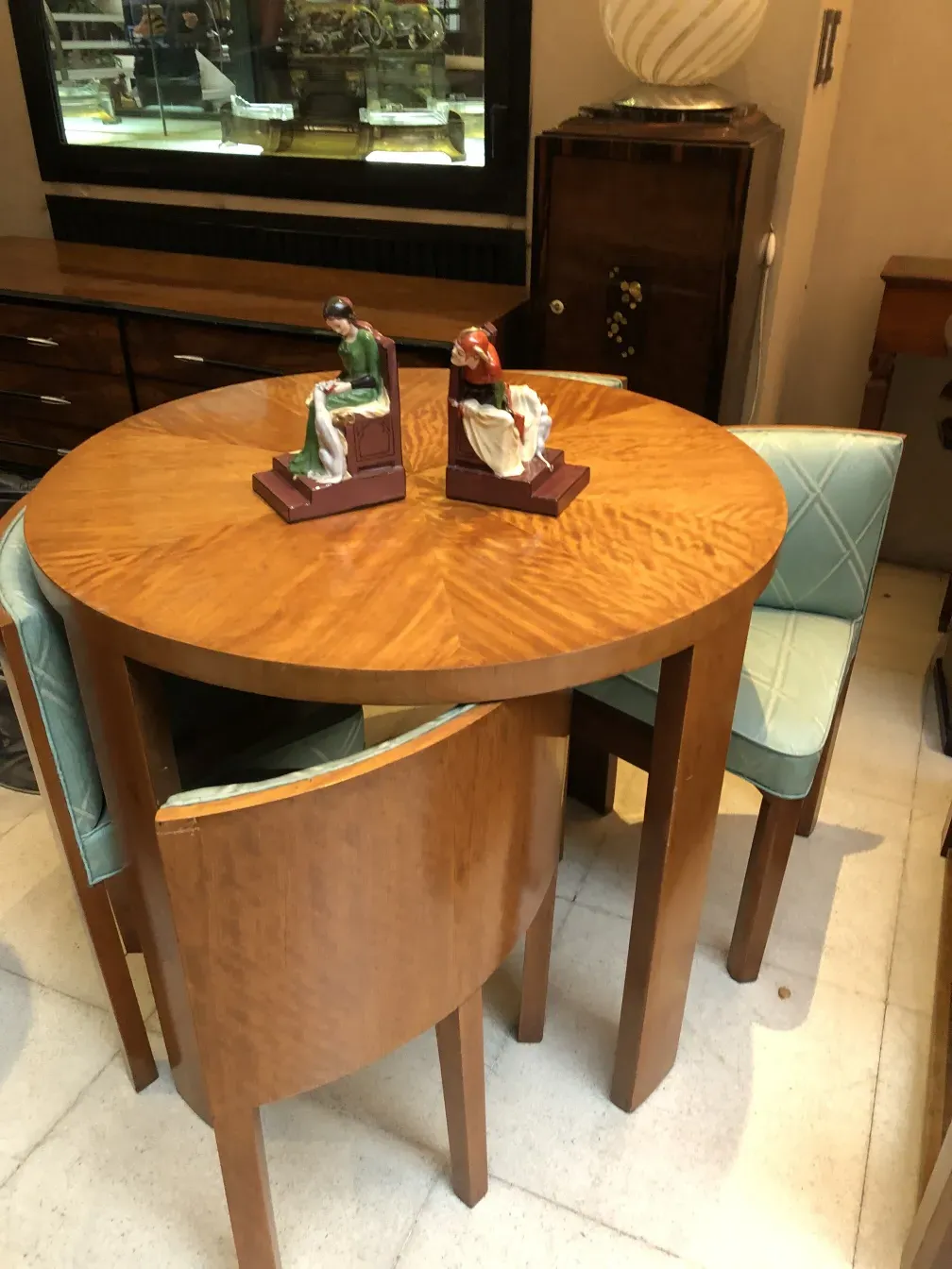 Deux serre-livres antiques exposés sur une table en bois.