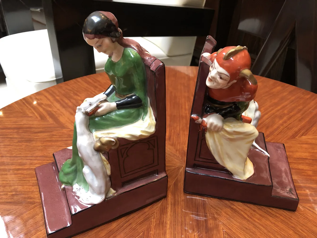 アンティークのブックエンド、女性と道化師のフィギュアをアールヌーヴォースタイルで