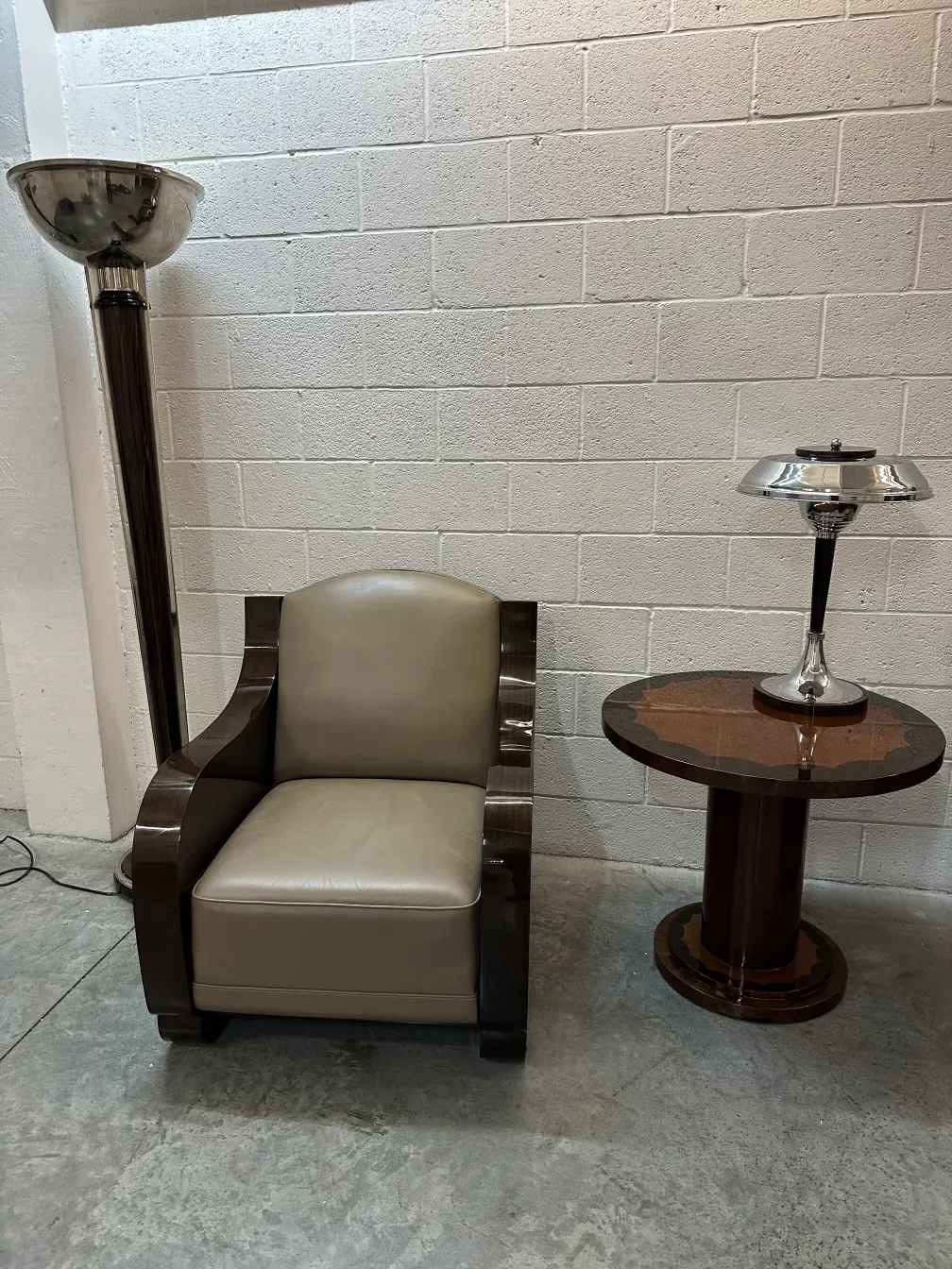 due poltrone antiche in un ambiente moderno