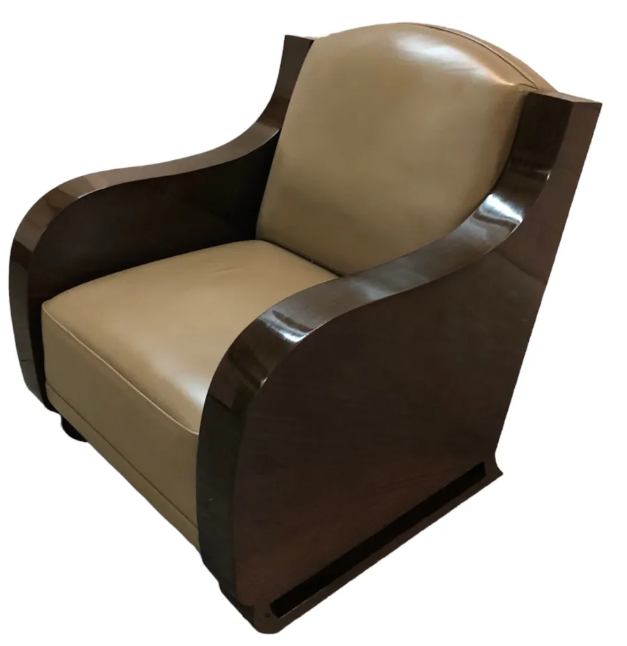 Due poltrone antiche con un design elegante e morbido.