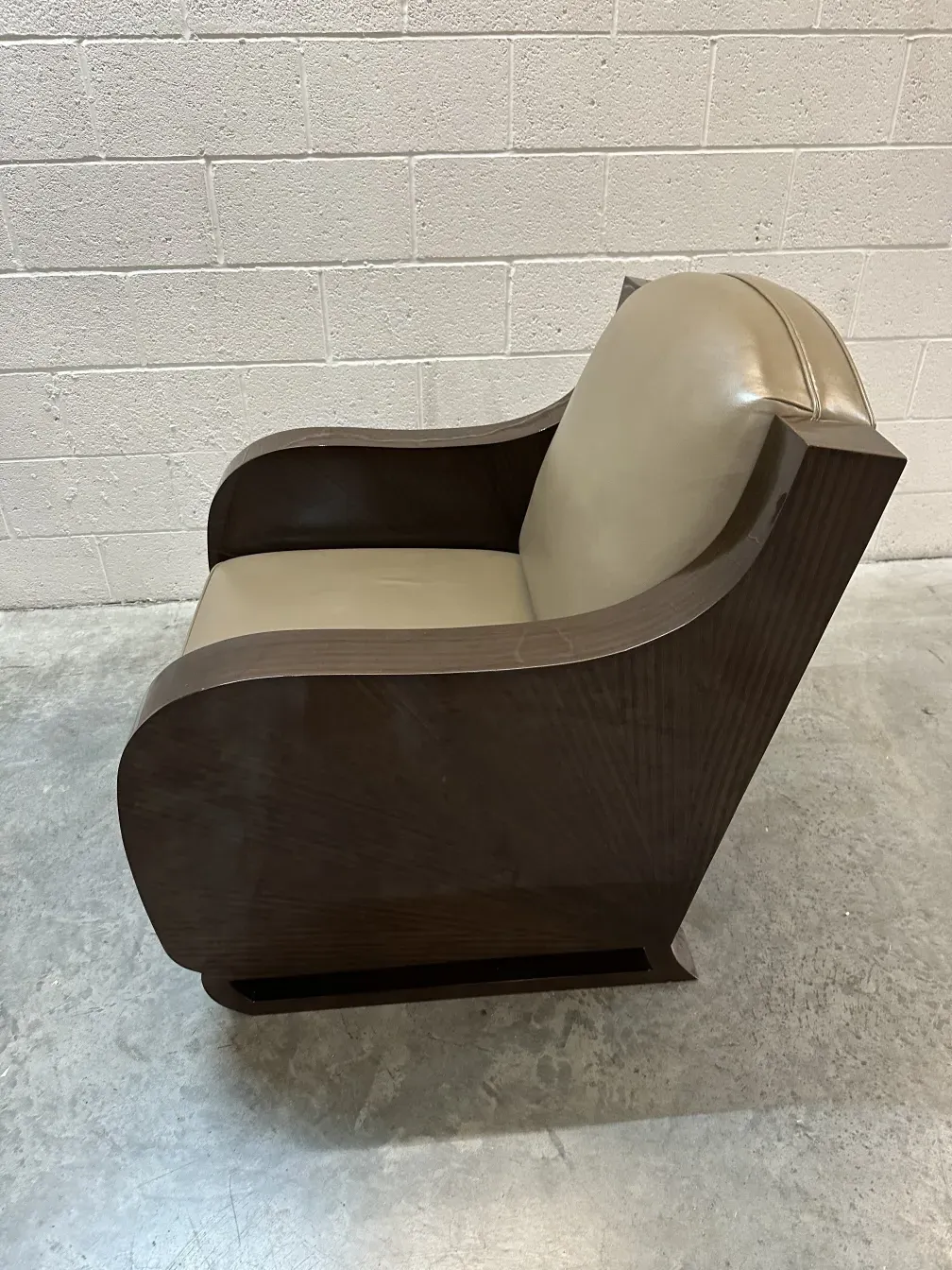 due poltrone antiche in un ambiente minimalista