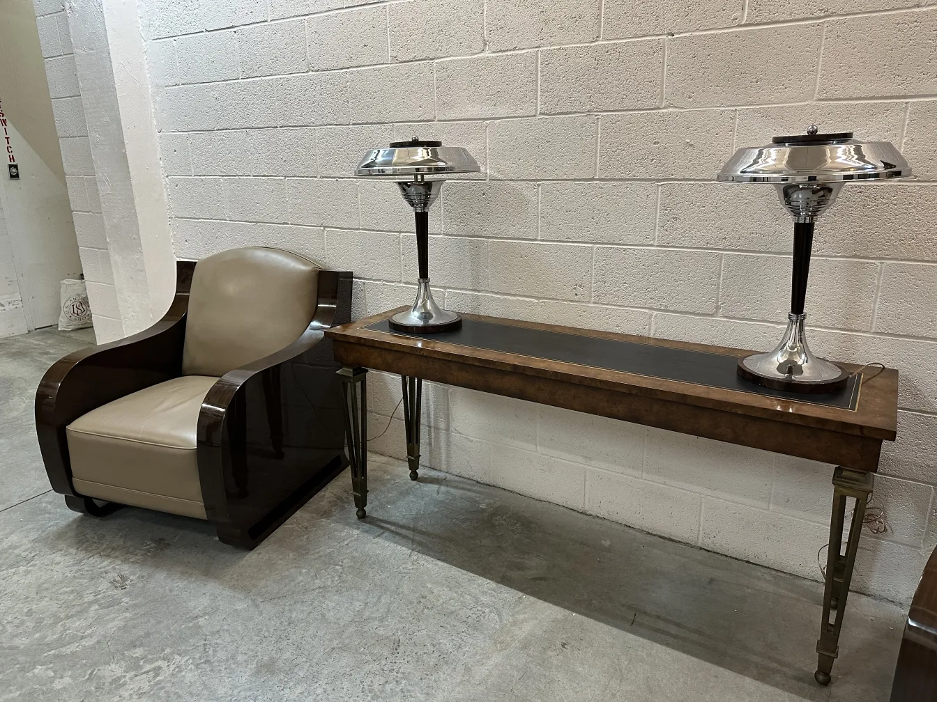 Dos sillones antiguos con diseño elegante junto a una mesa
