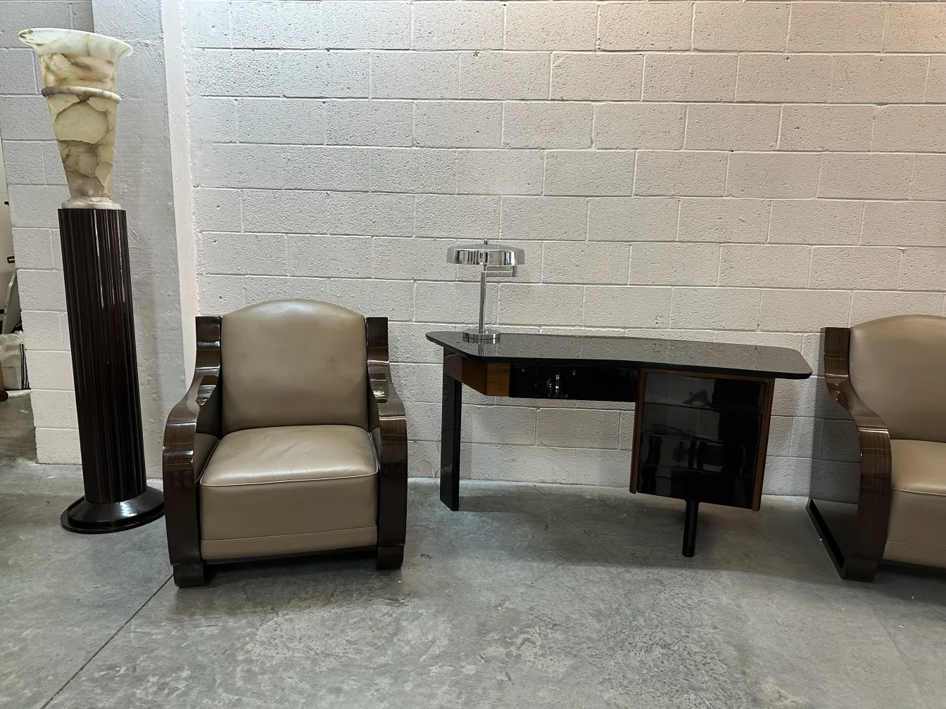 dos sillones antiguos de diseño clásico, con decoración en el ambiente