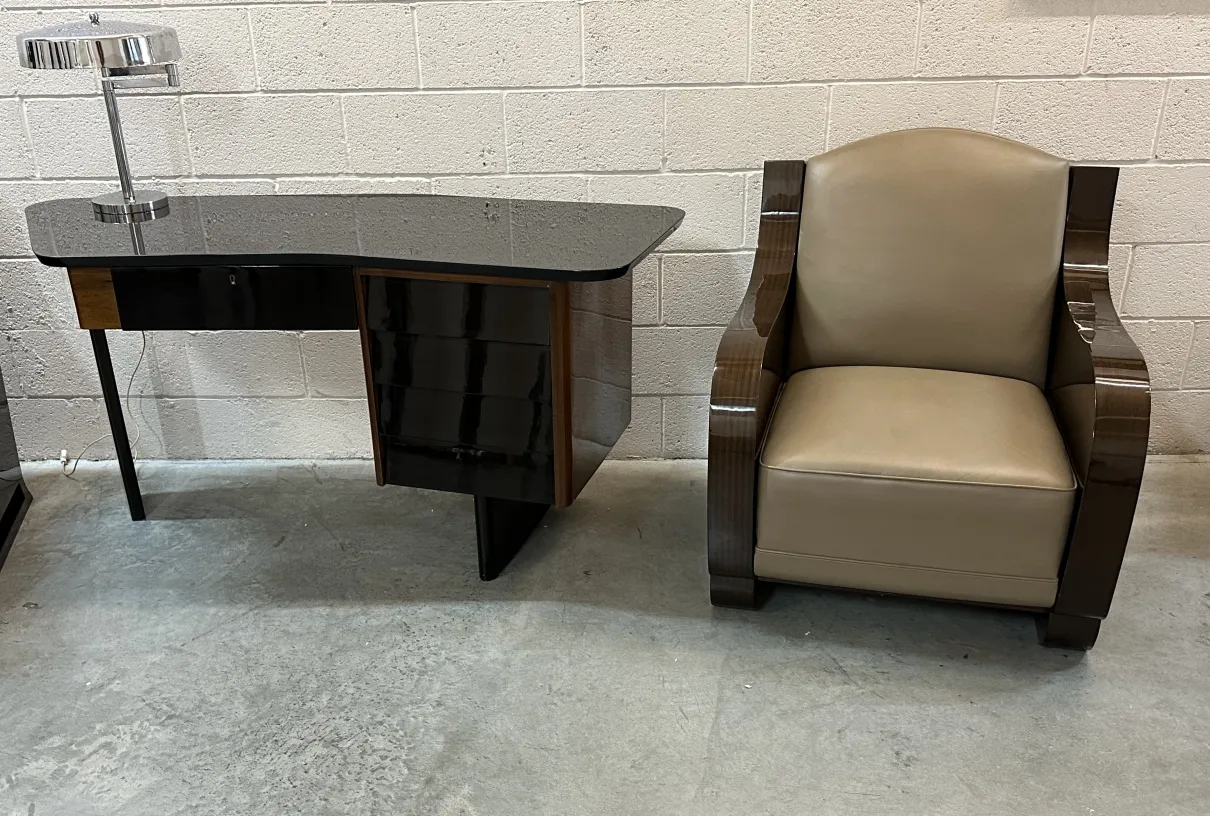 Deux fauteuils anciens au design confortable dans un cadre moderne.