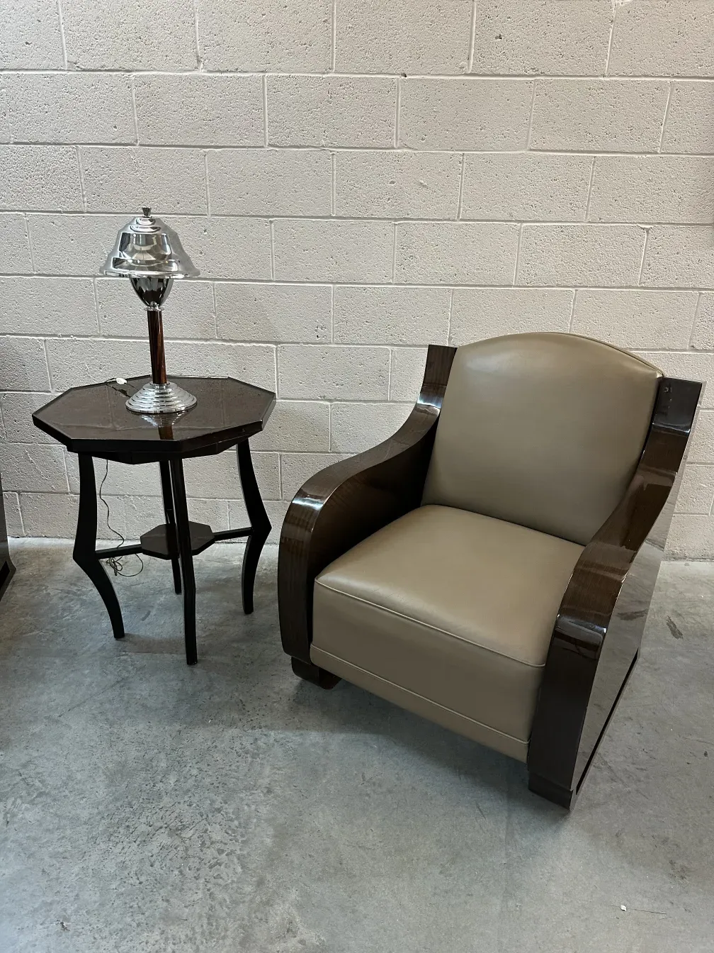 due poltrone antiche in un ambiente neutro ed elegante