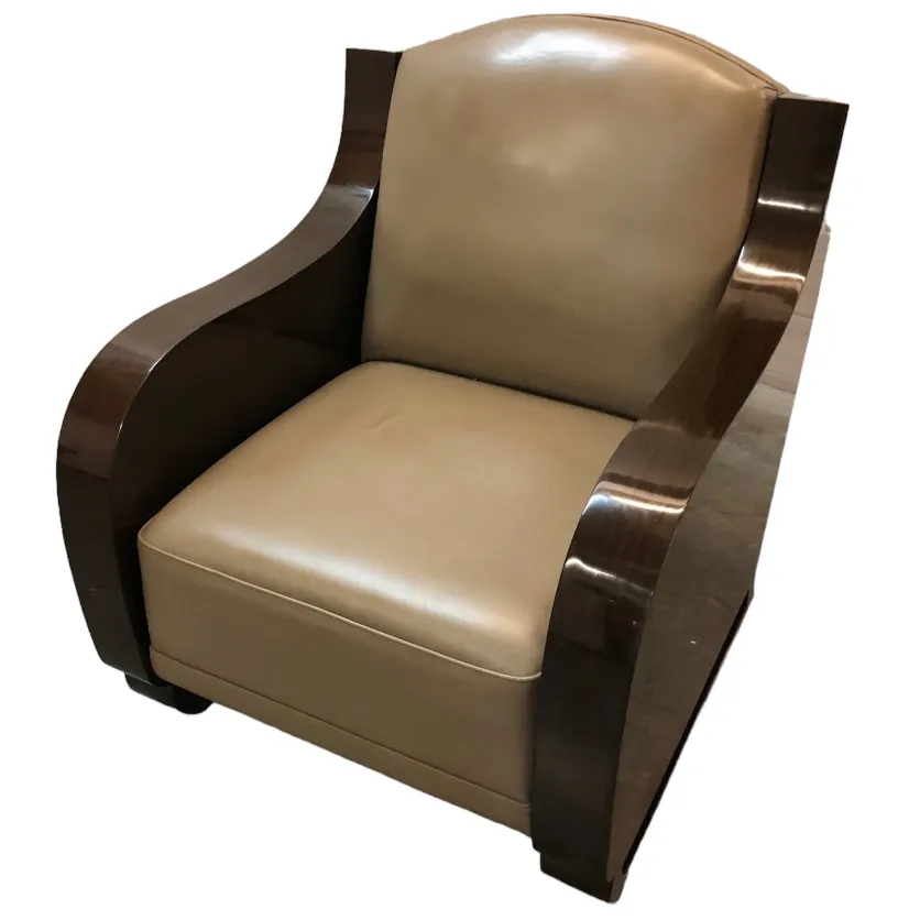 duas poltronas antigas com design confortável em um ambiente acolhedor