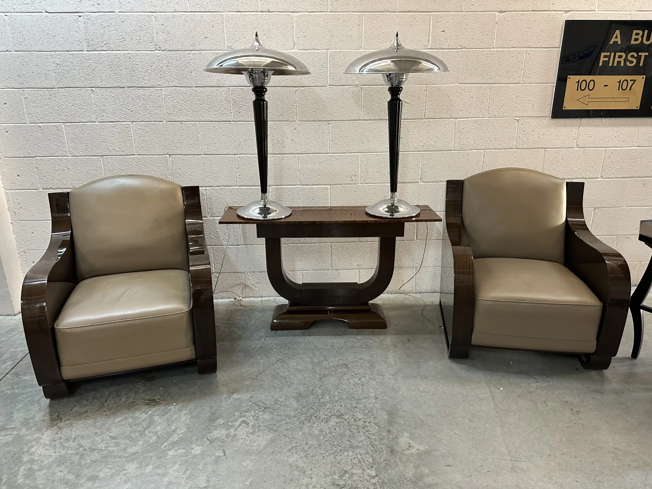 dos sillones antiguos con lámparas de mesa modernas