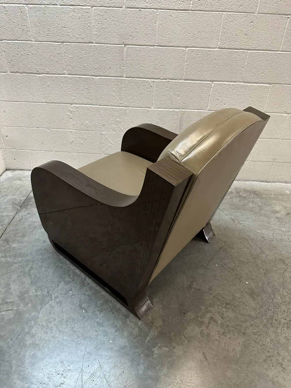 Vue de deux fauteuils anciens avec un design attrayant