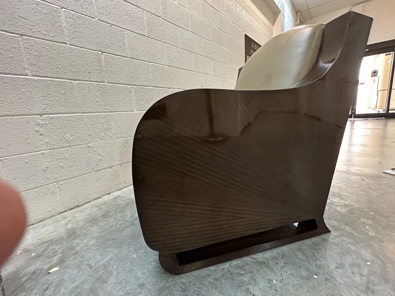 اثنان من الكراسي القديمة بتصميم فريد في بيئة دافئة.