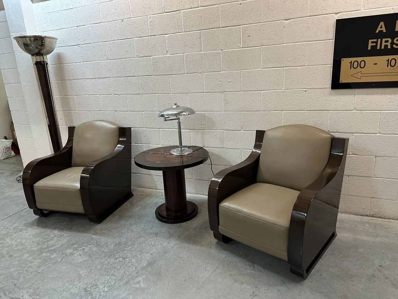 Dos sillones de estilo antiguo en un entorno acogedor.