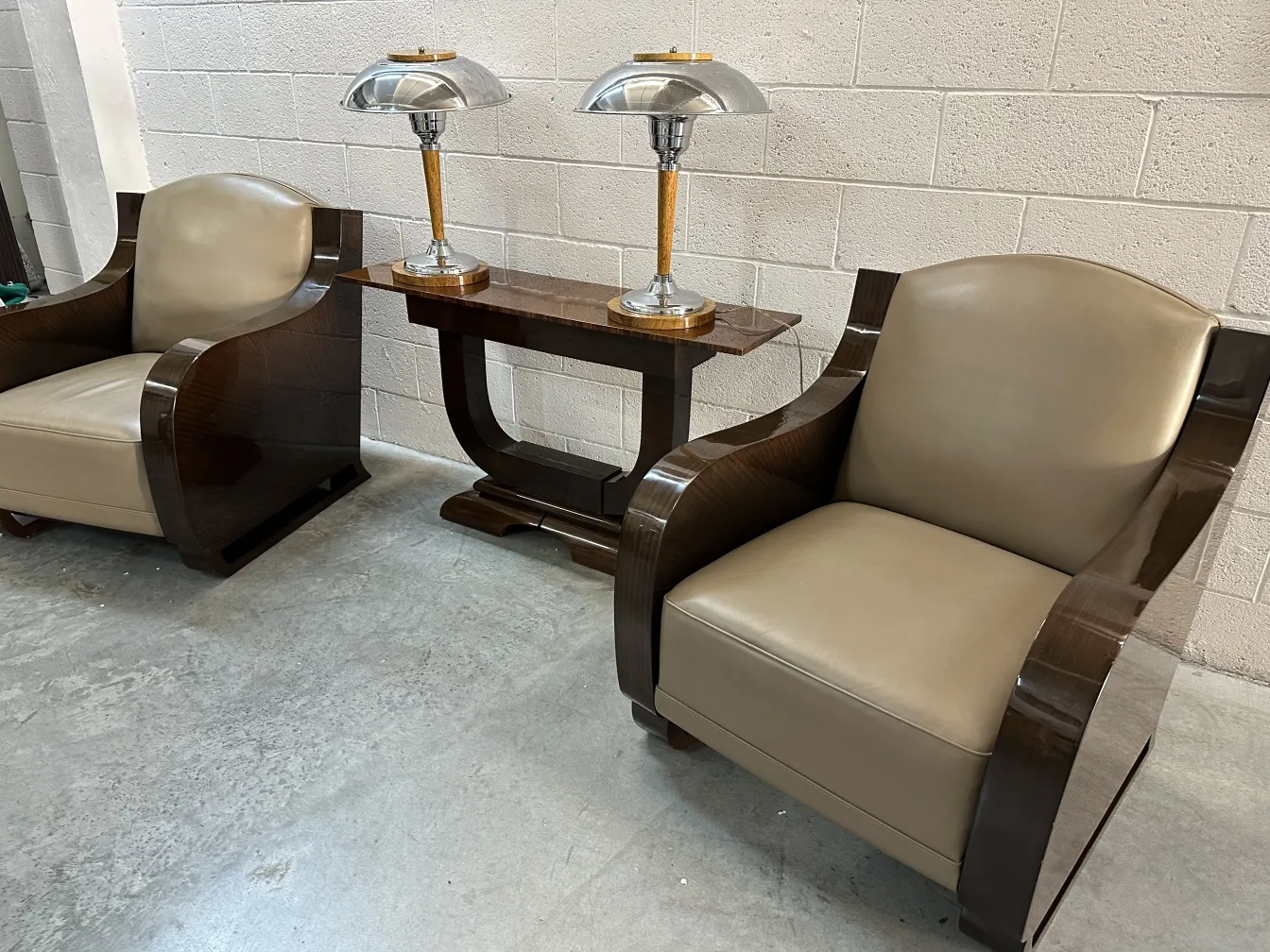Dos sillones antiguos con acabados elegantes y lámparas