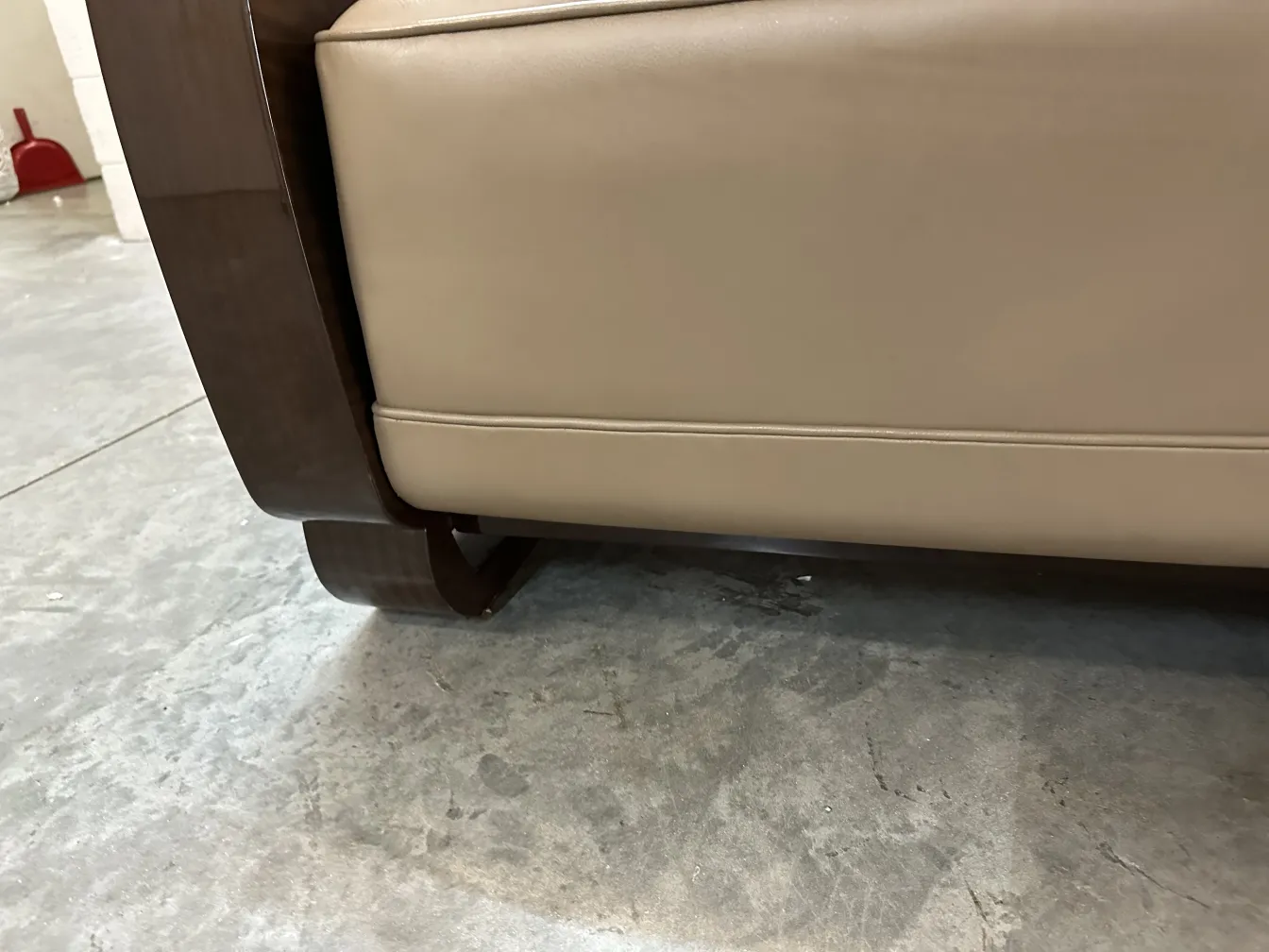 Detalhe de uma poltrona antiga em um ambiente clássico, cores neutras.