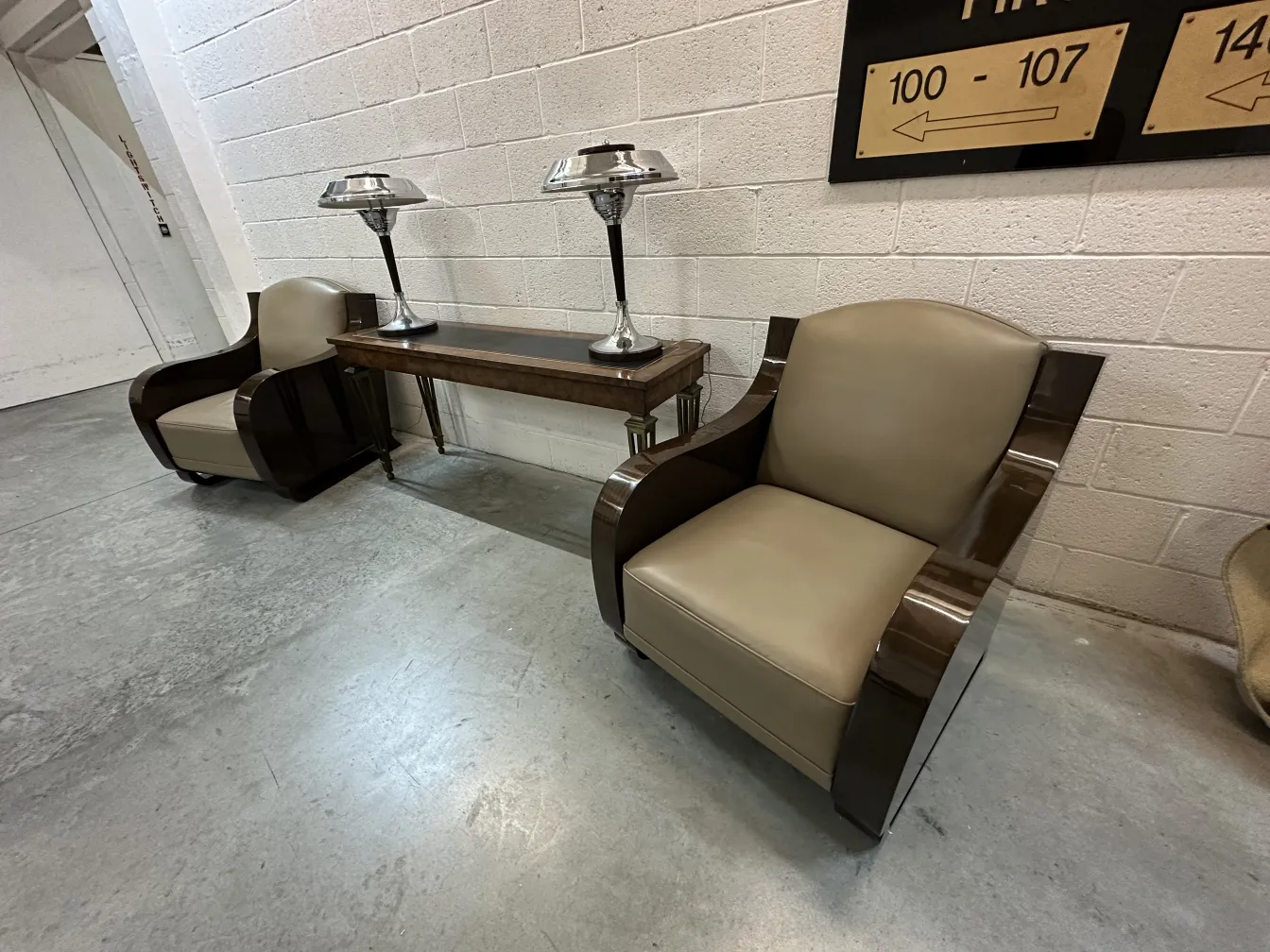 2 poltrone antiche in un ambiente moderno con lampade