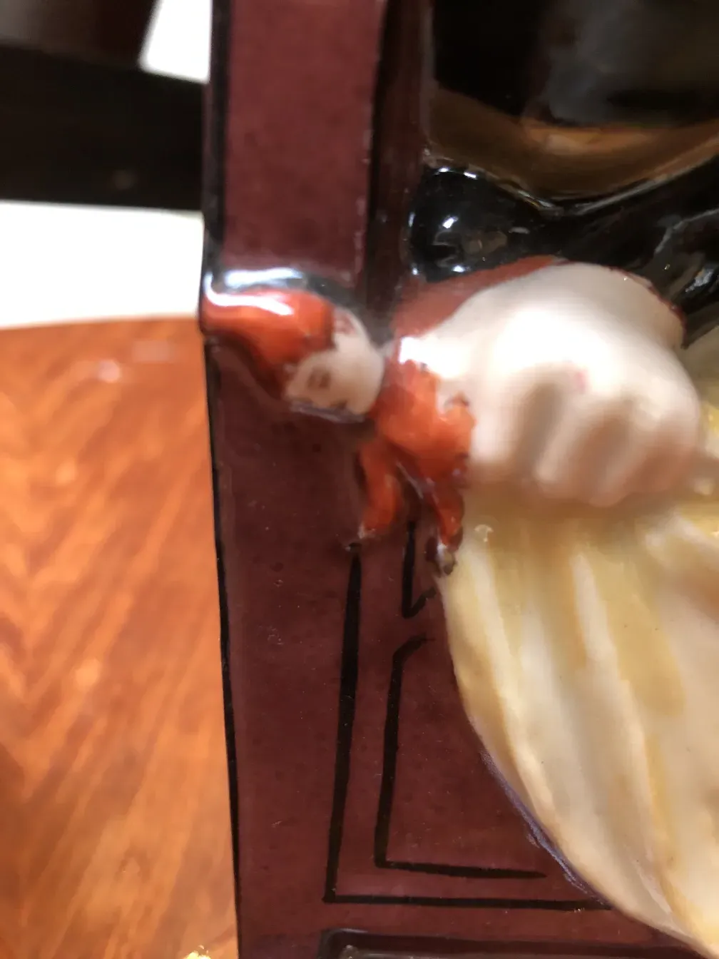 Detalle de un antiguo aprieta libros con figura de Aladin.