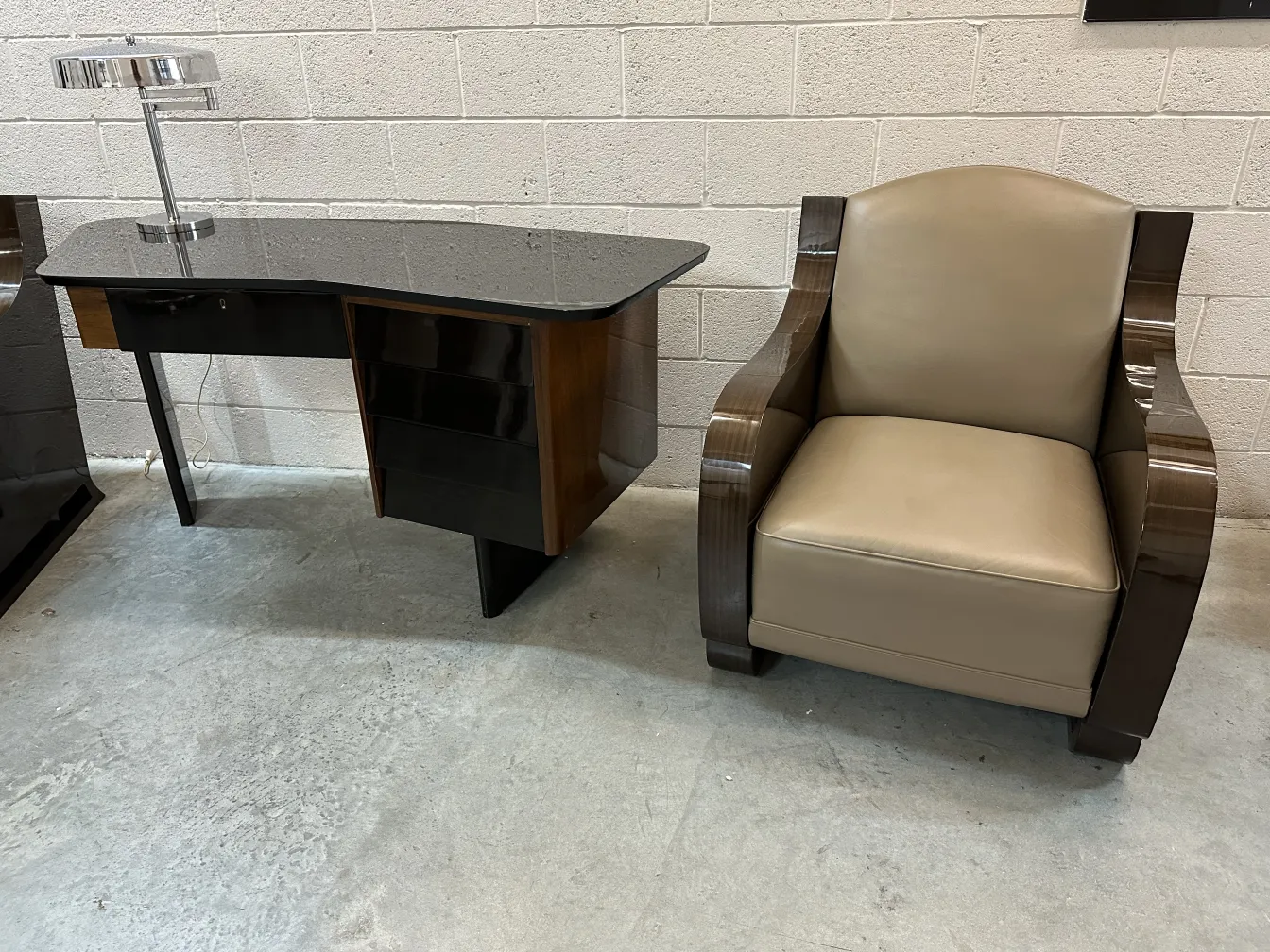 Deux fauteuils anciens dans un cadre moderne, dont un clair