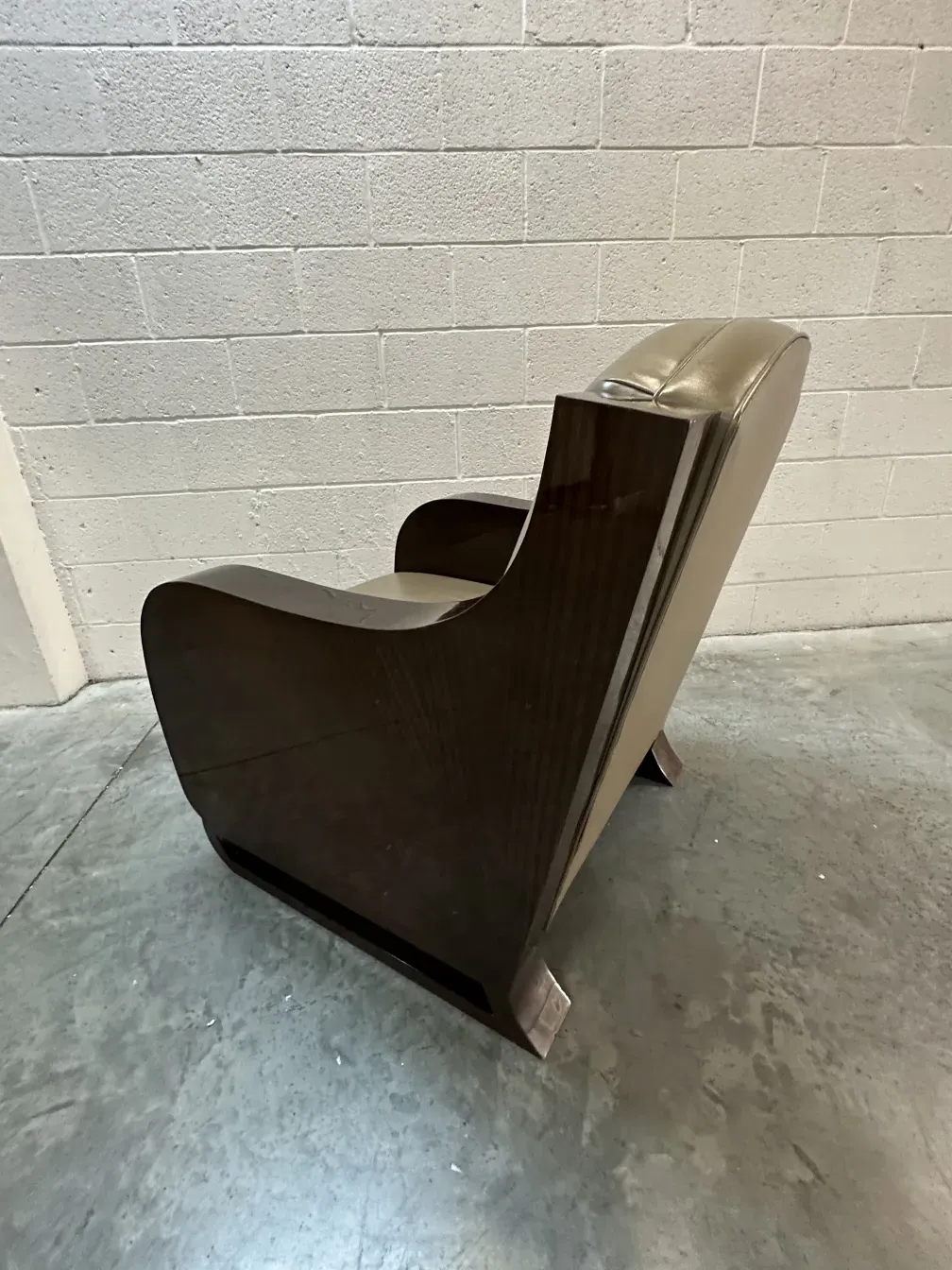 Vista laterale di 2 poltrone antiche con design unico in un ambiente neutro.