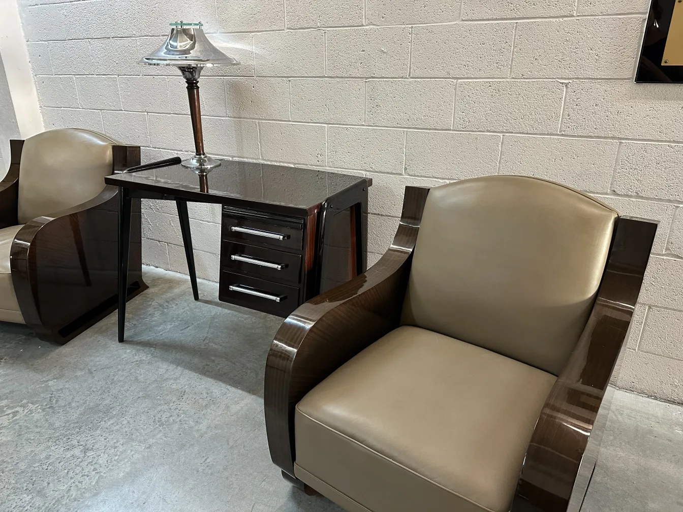 duas poltronas antigas em um ambiente de escritório com mesa.