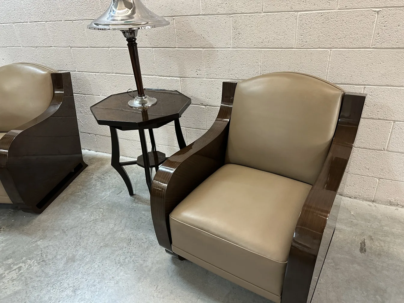 Dos sillones antiguos con diseño elegante, en un ambiente agradable, junto a una lámpara