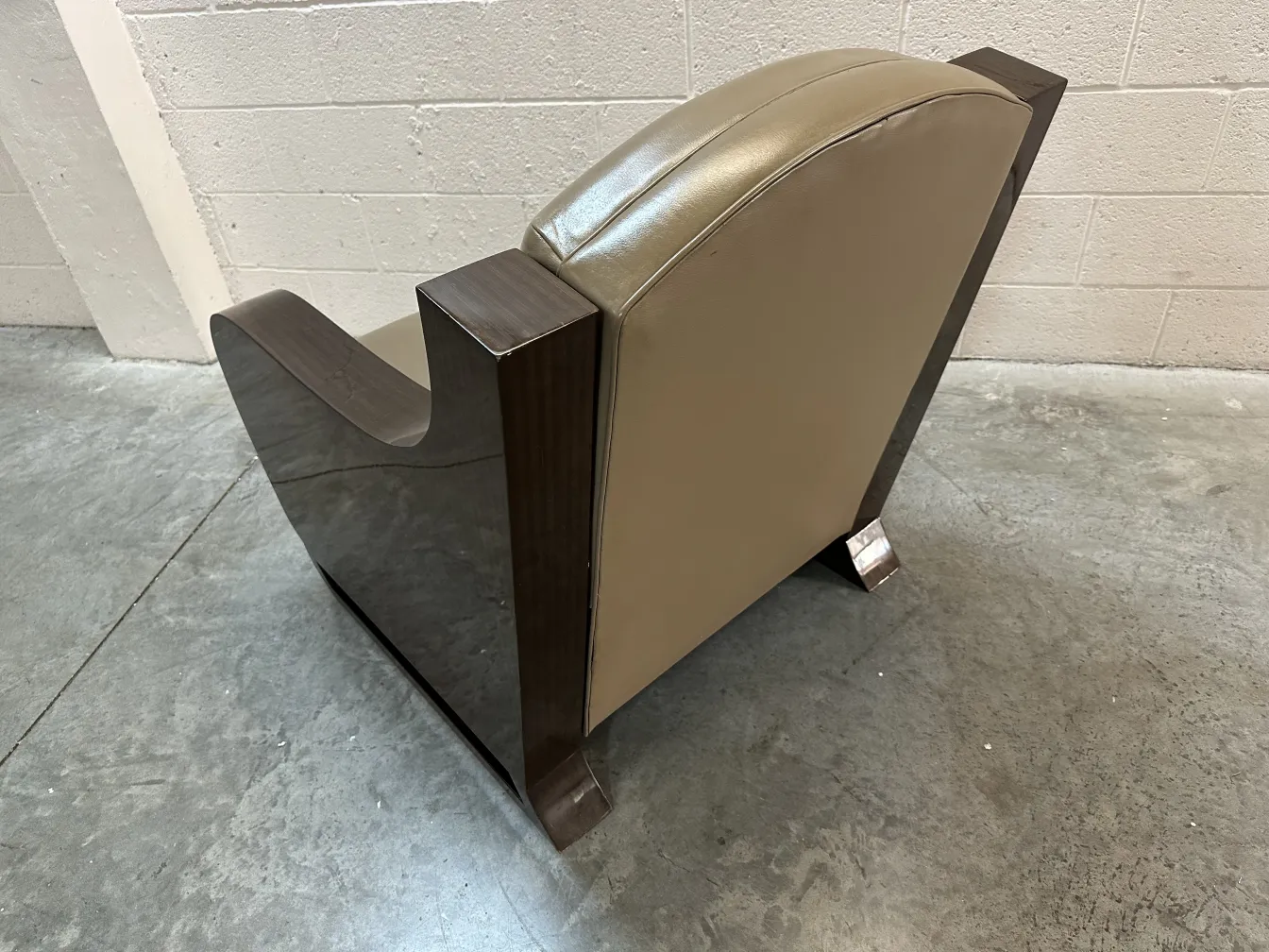 Vue latérale de deux fauteuils anciens dans un cadre moderne