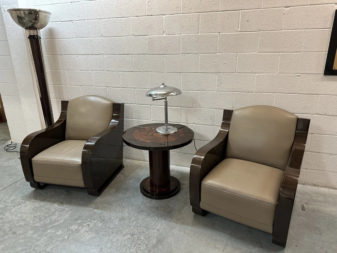 2 fauteuils anciens dans un cadre accueillant avec une lampe et une table.