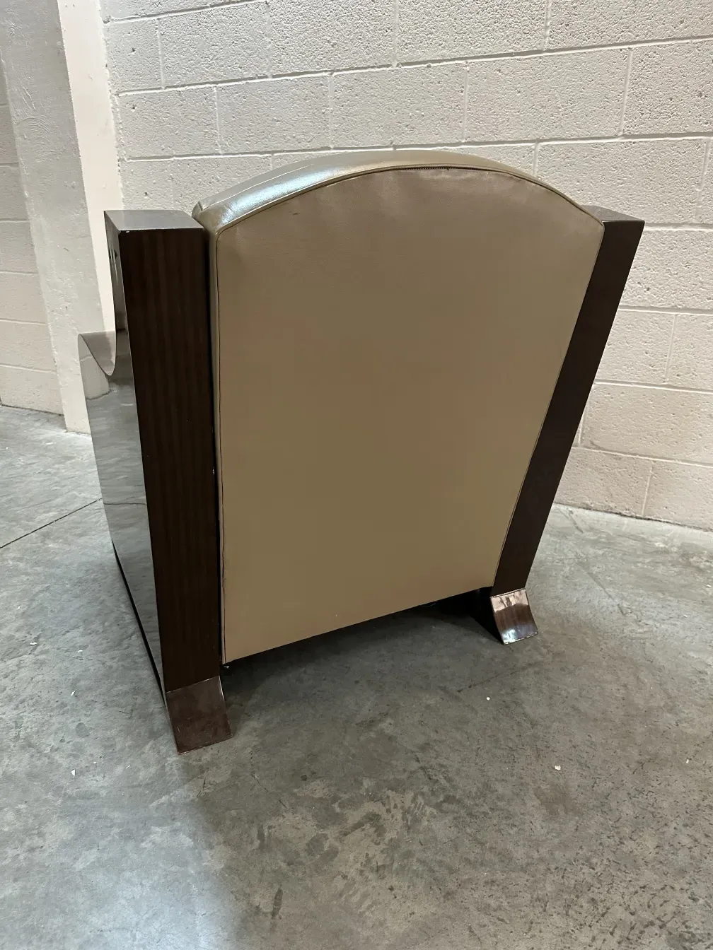 Duas poltronas antigas com um design atraente e elegante, em um ambiente neutro