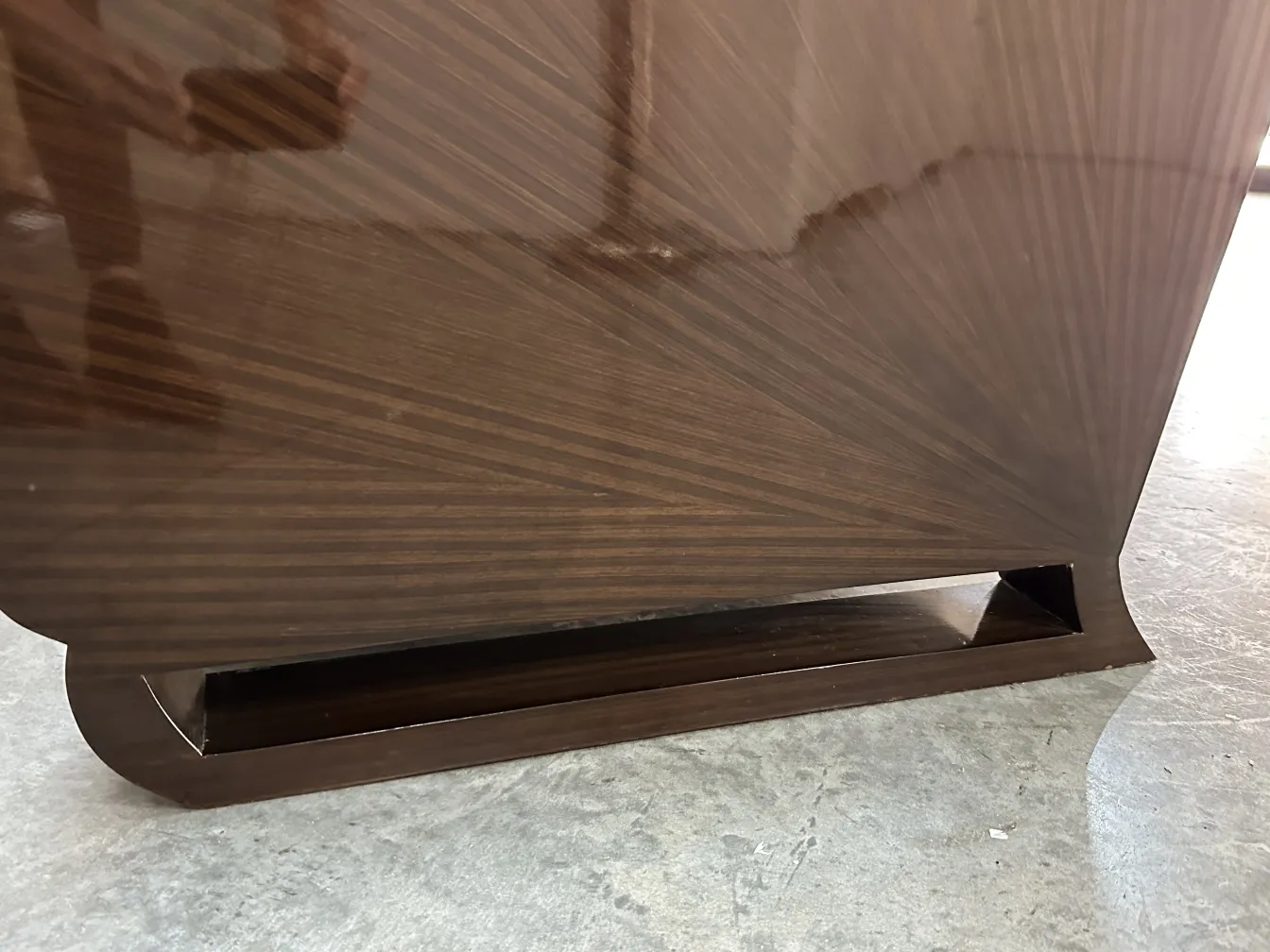 Due poltrone antiche con un design elegante e avvolgente, in un ambiente accogliente.