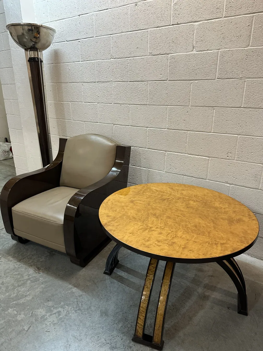 Dos sillones antiguos decorativos en un entorno acogedor