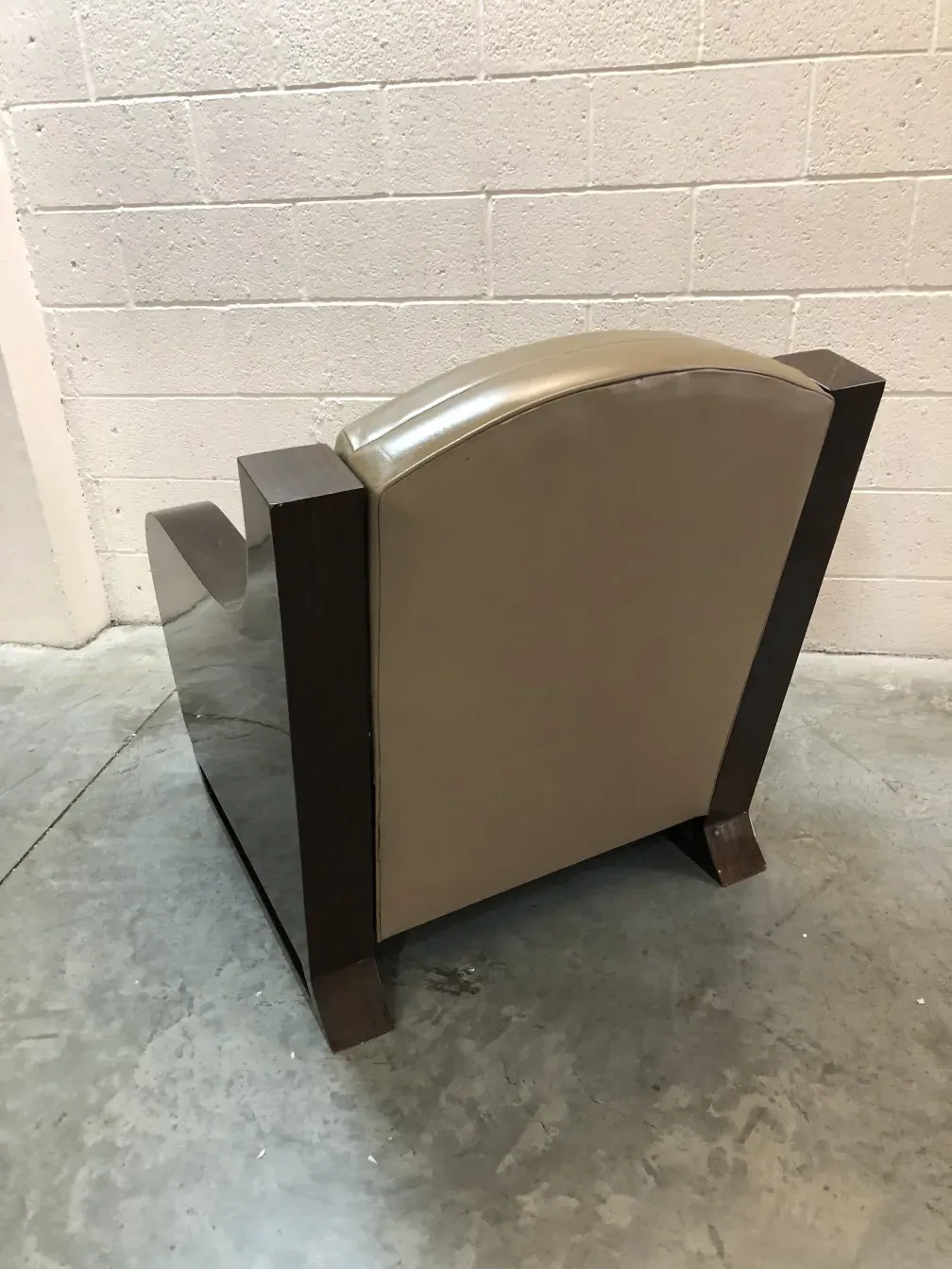 Deux fauteuils anciens avec un beau design dans un cadre neutre.