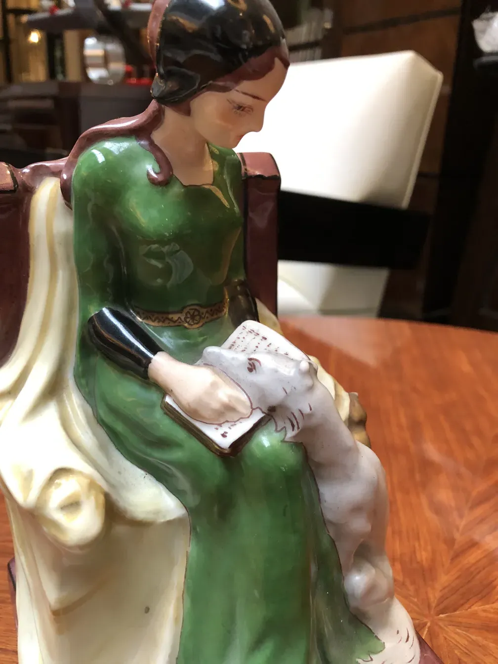 Fermalibri con figura di donna che tiene un cane, stile Art Nouveau.