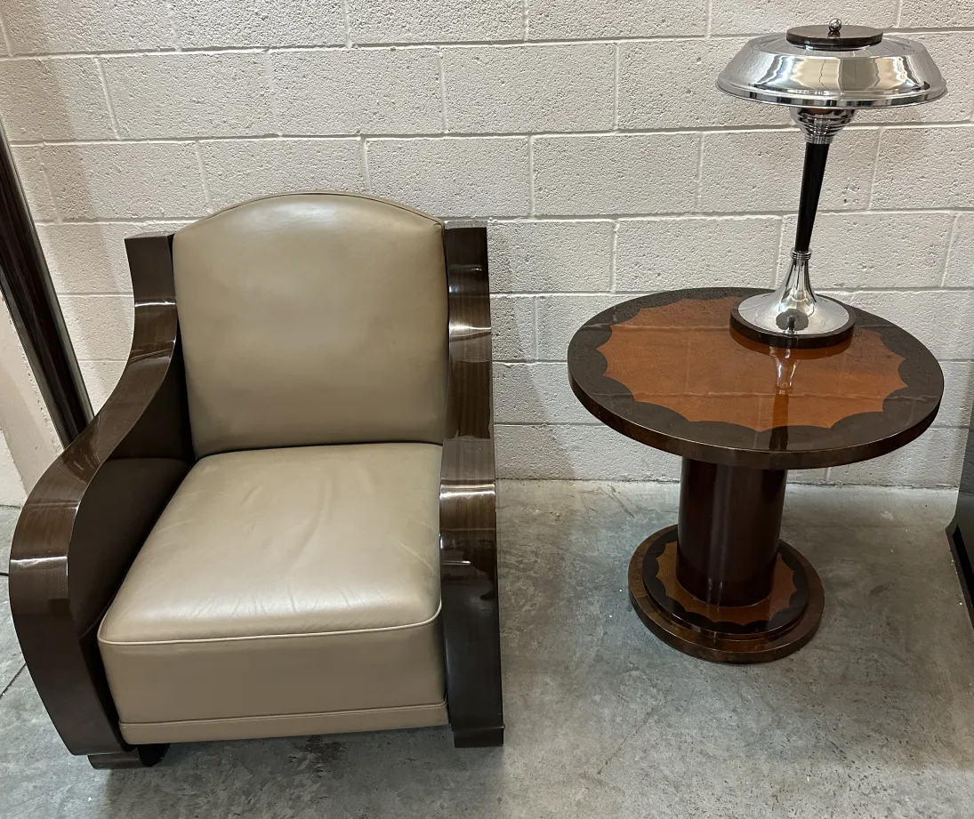 dos sillones antiguos en un ambiente clásico y acogedor