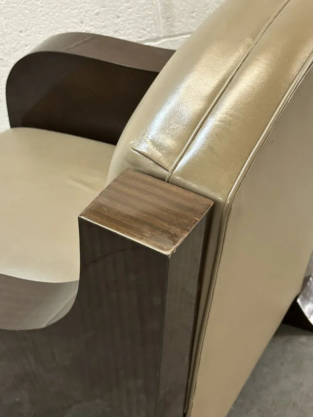 Dos sillones antiguos con diseño elegante y almohadones, en ambiente moderno.