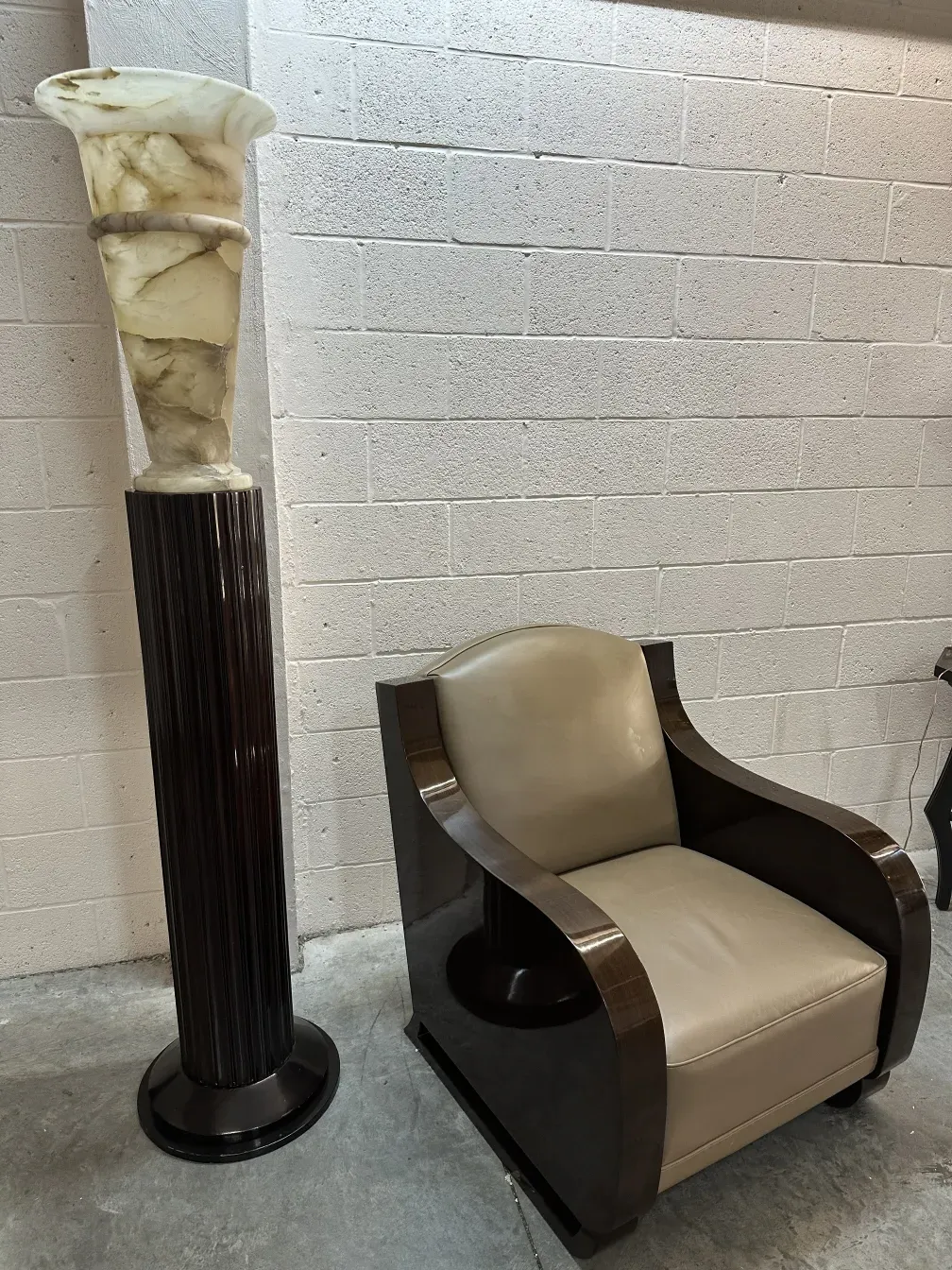 Dos sillones antiguos con tapizado claro en un entorno moderno.