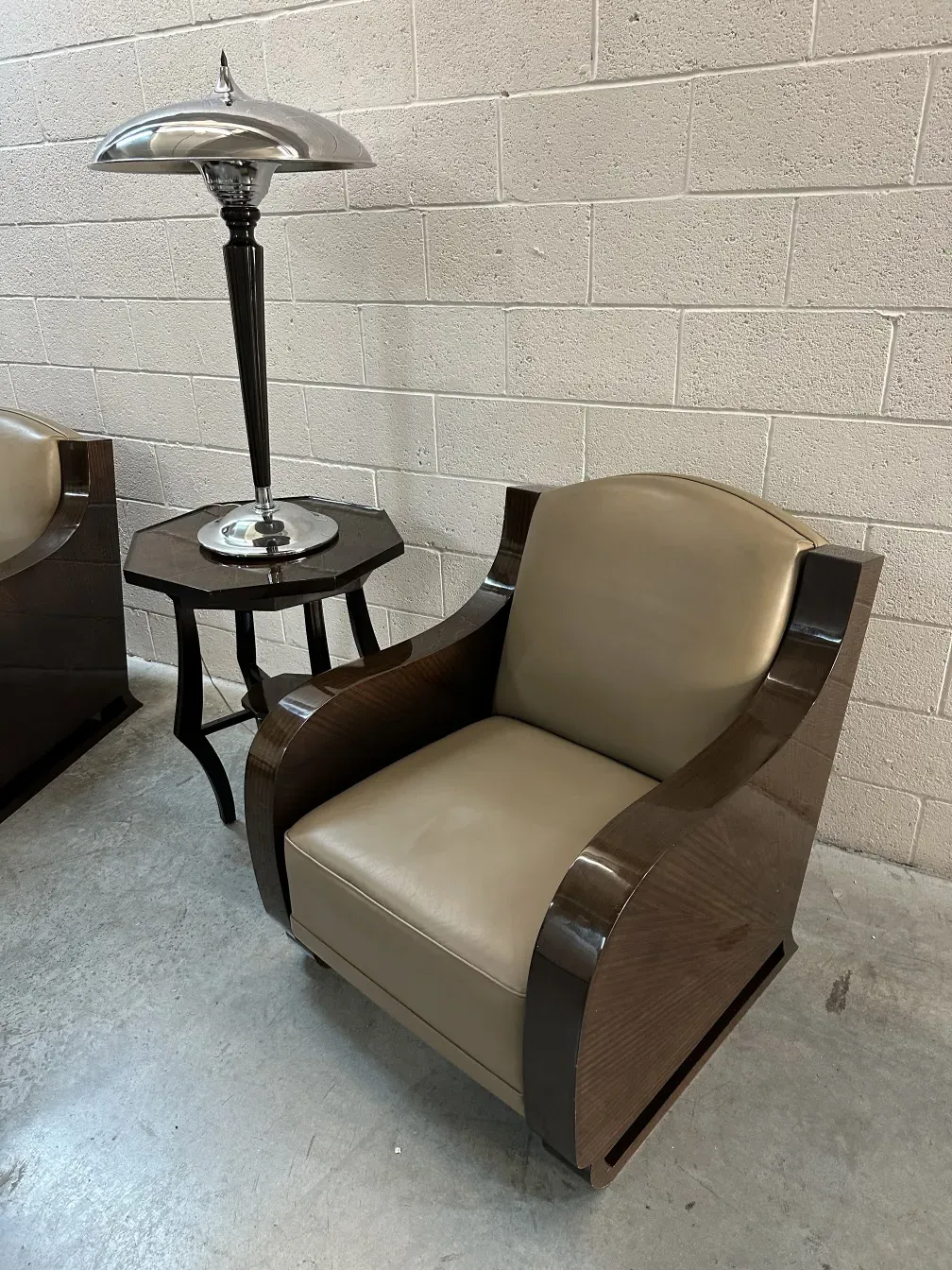 dos sillones antiguos en un entorno moderno