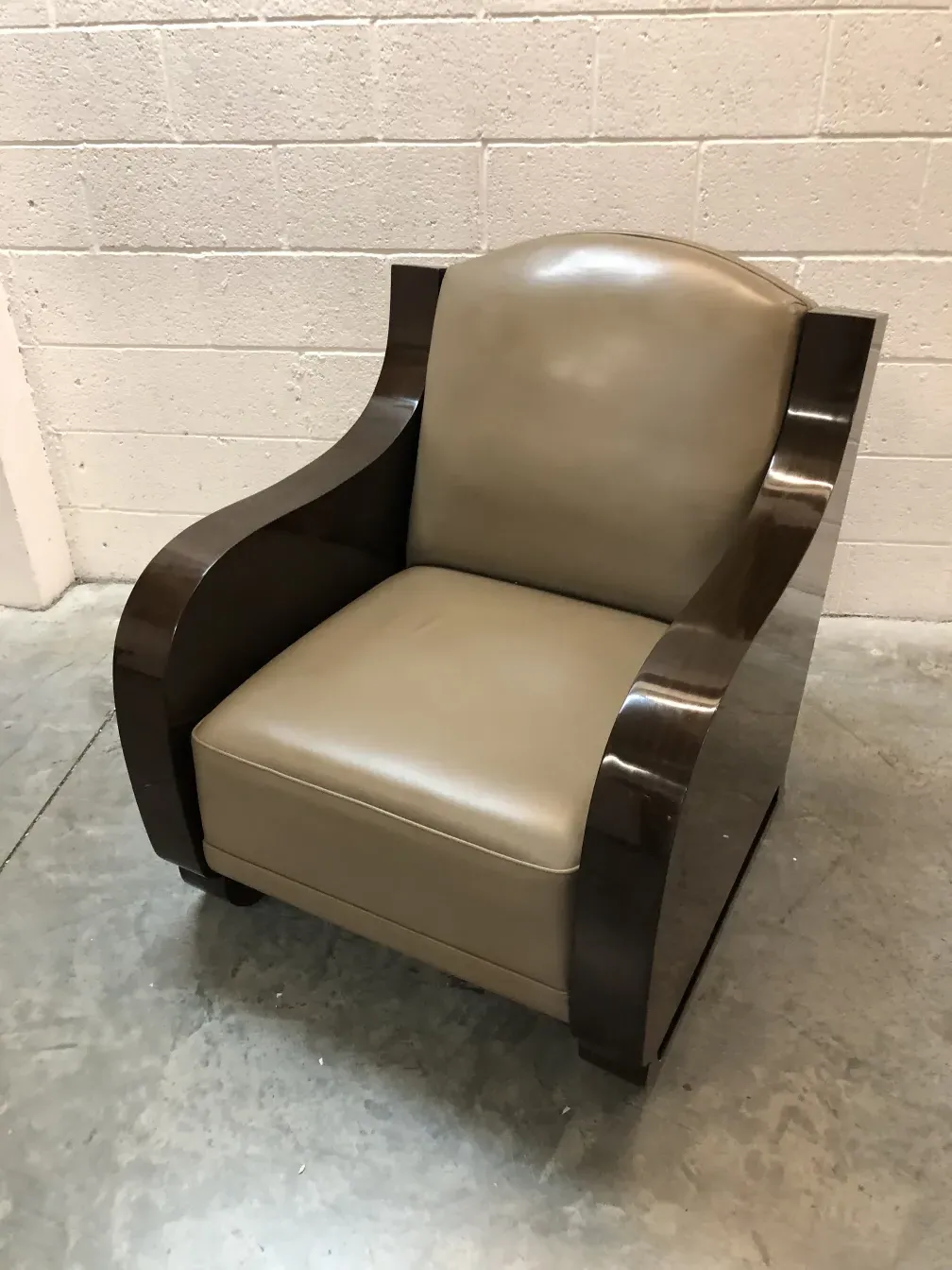 2 poltronas antigas com curvas elegantes em um ambiente tranquilo