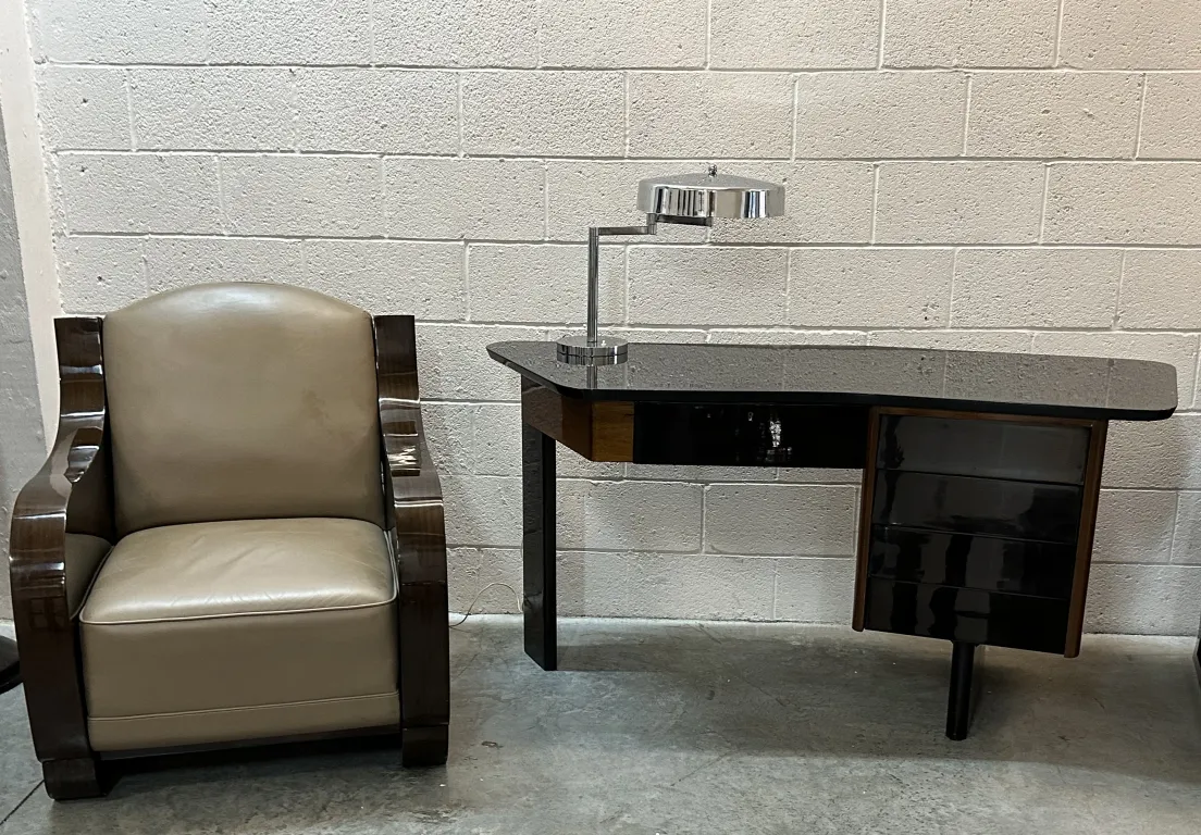 Due poltrone antiche con design elegante in un ambiente moderno