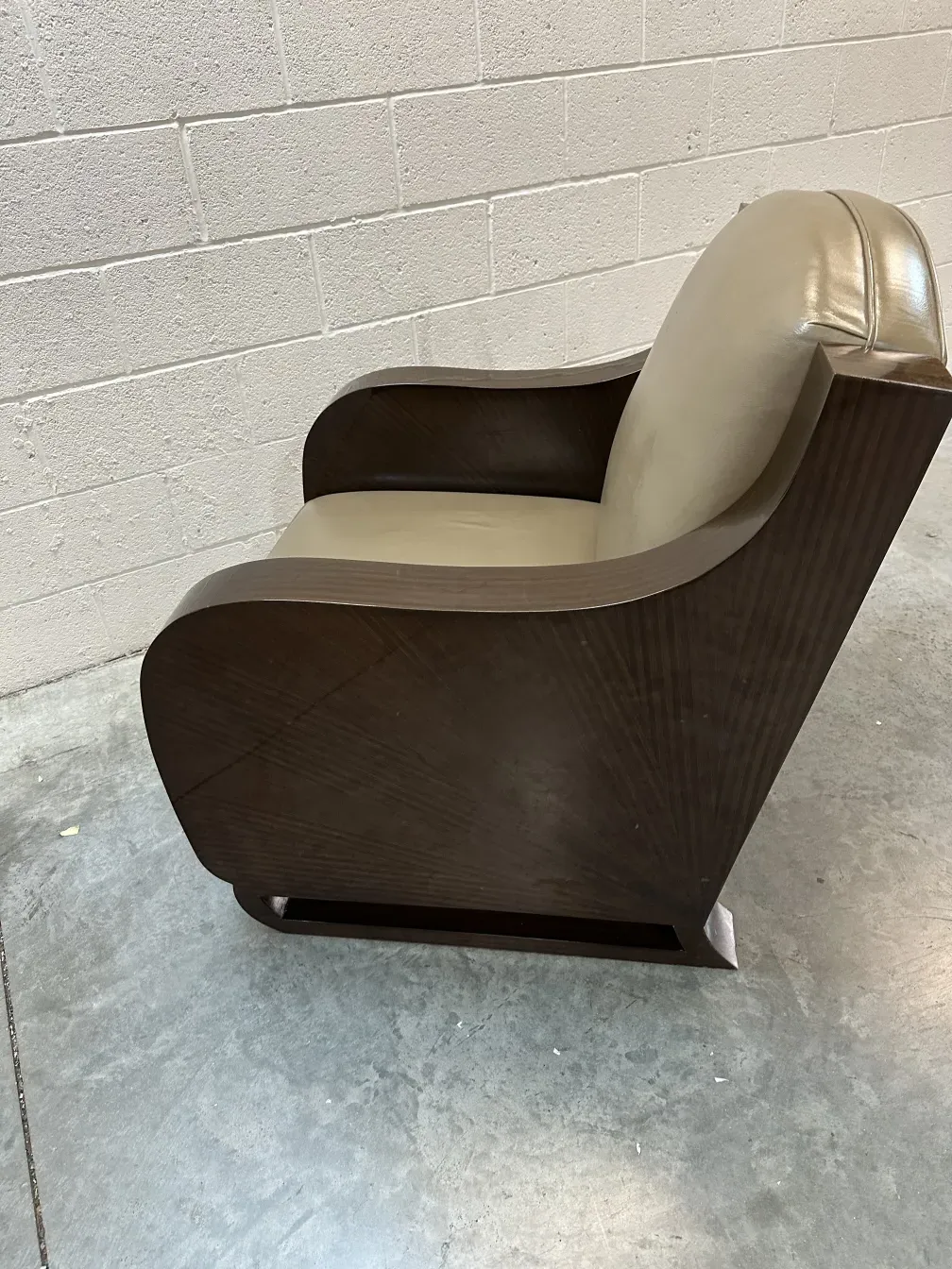 Vue latérale de 2 fauteuils anciens dans un environnement neutre.