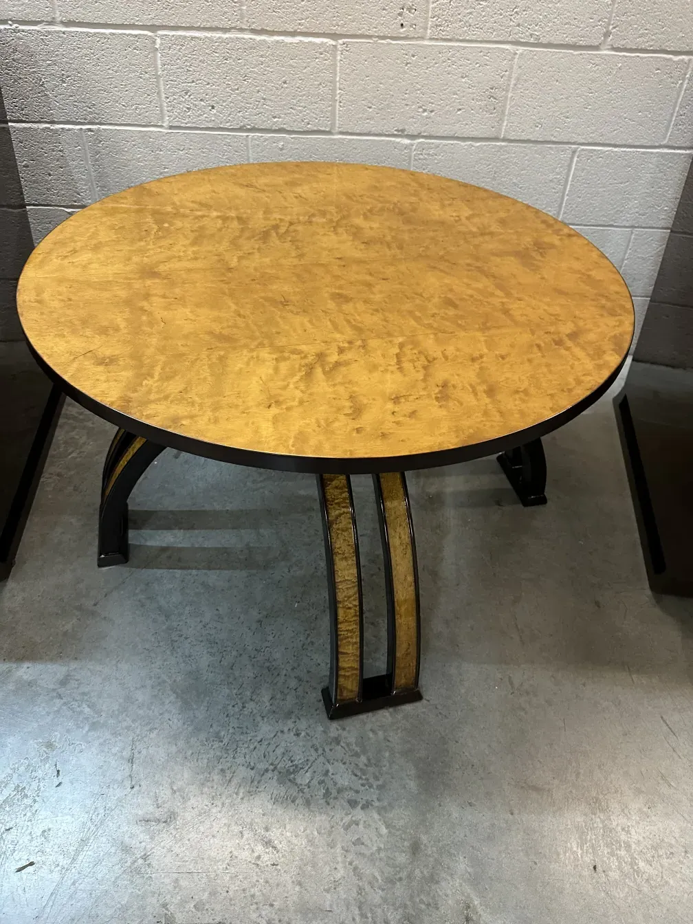 table basse ronde ancienne sur fond gris