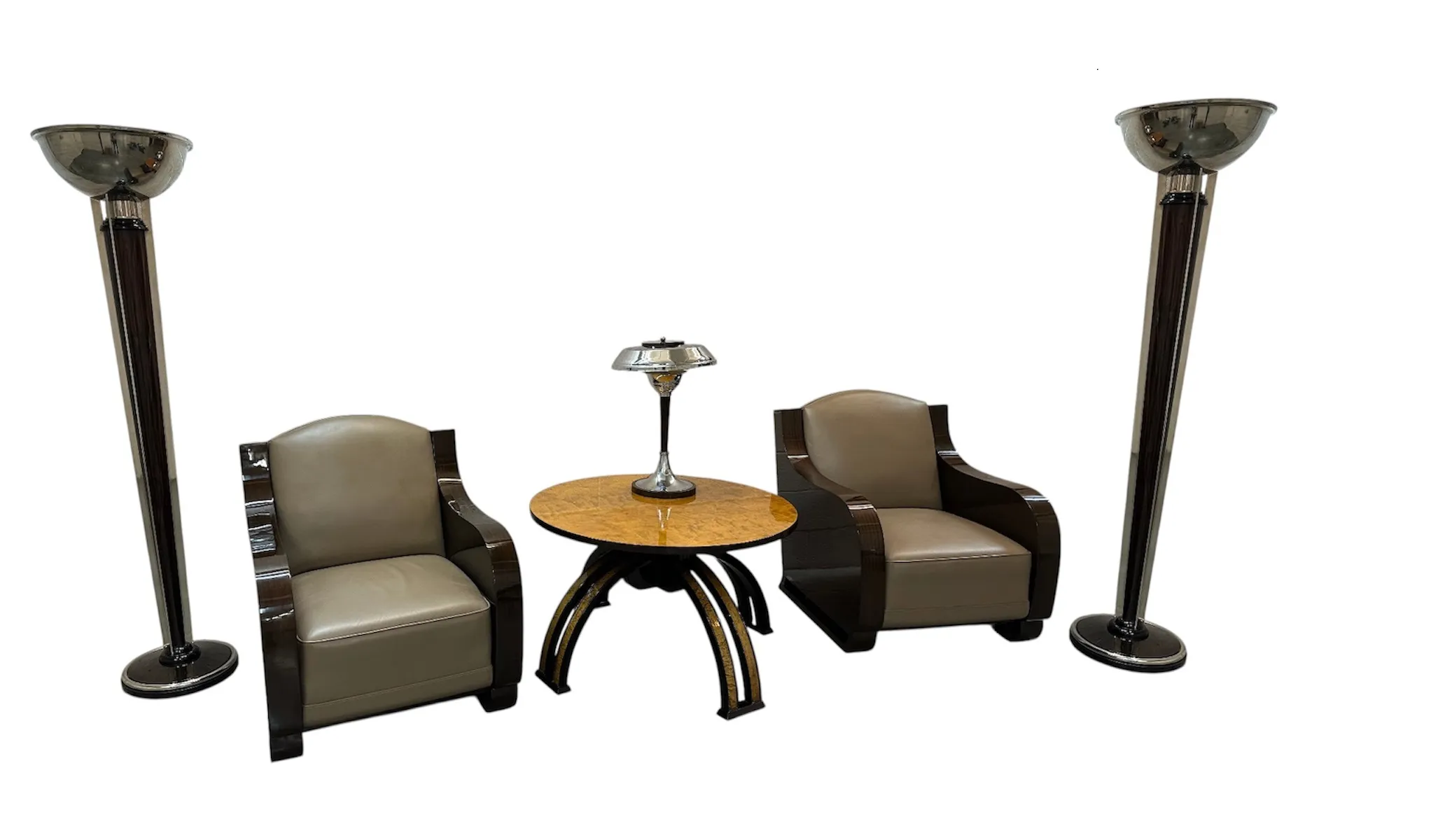 Runder antiker Couchtisch mit Lampe und Sesseln.