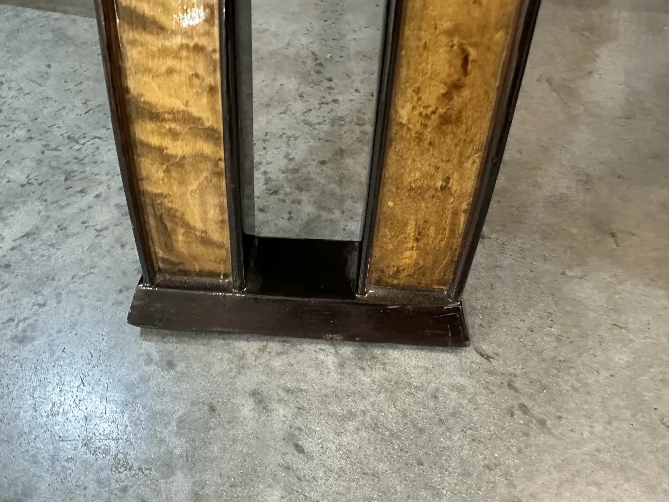 table basse antique avec pieds droits dans un cadre neutre