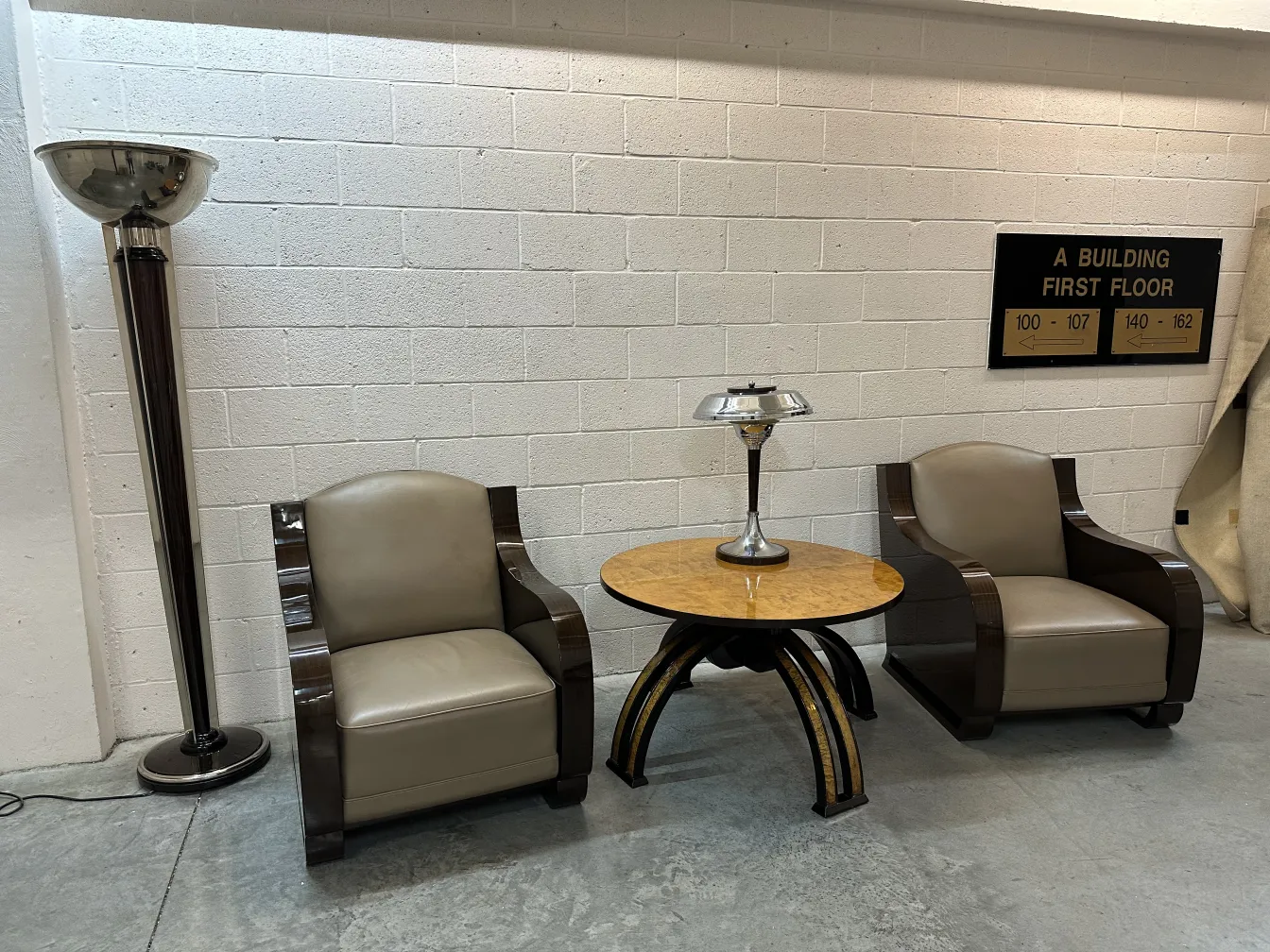 Mesa de centro antiga com formas elegantes em um ambiente acolhedor