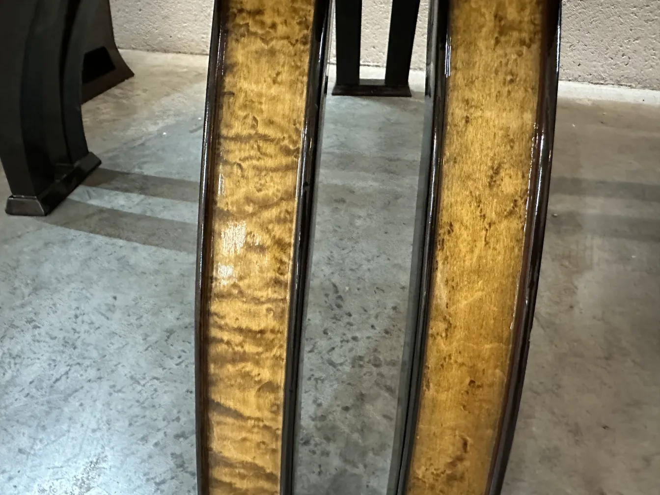 Table basse antique avec un design élégant, éléments brillants