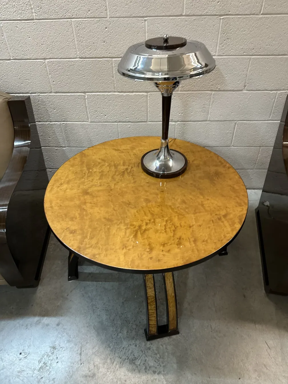 tavolino da caffè antico rotondo con gambe eleganti in un ambiente accogliente