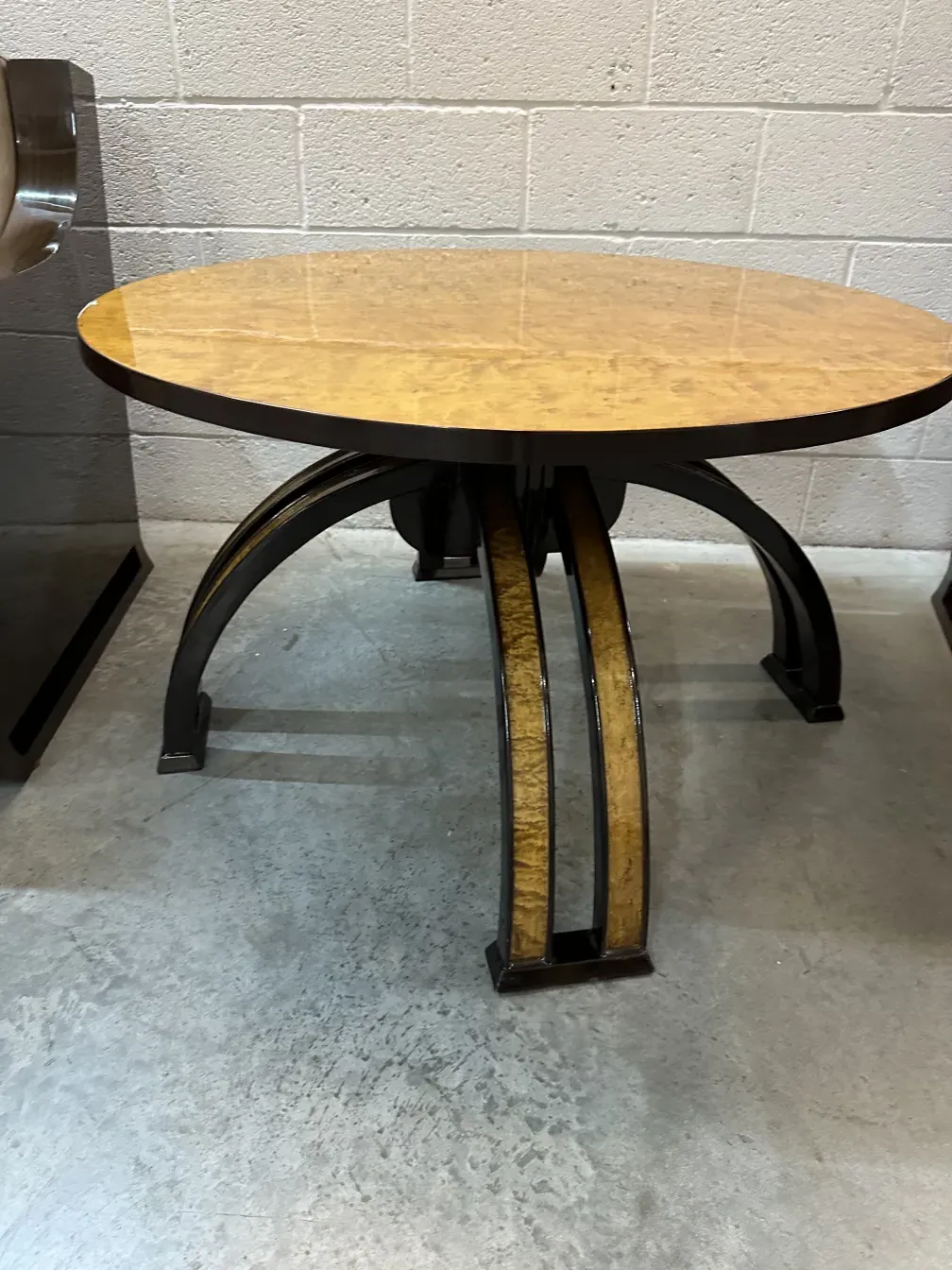 table basse antique au design circulaire et pieds élégants, dans un décor neutre