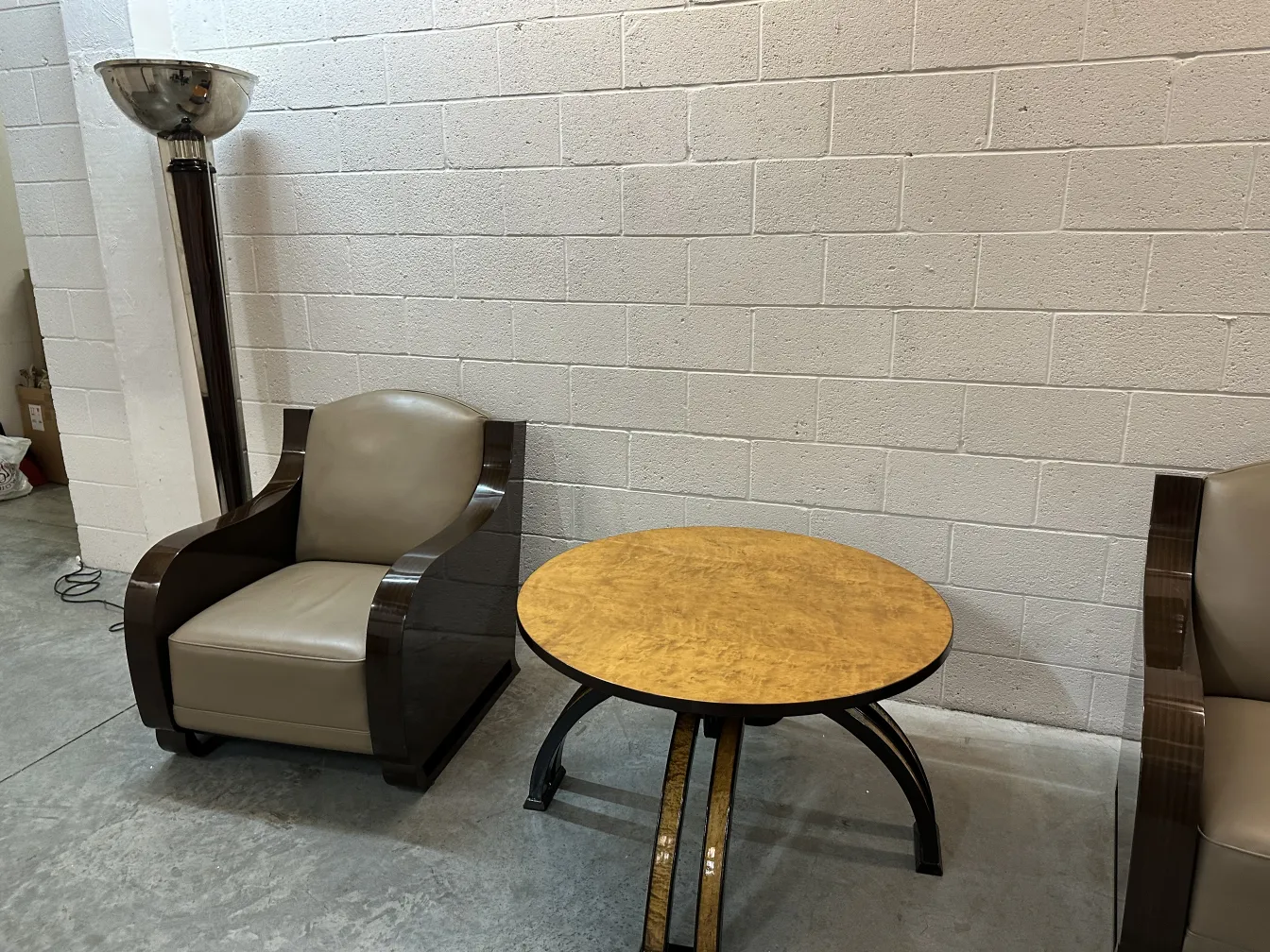 mesa ratona antigua de forma redonda en un hogar moderno