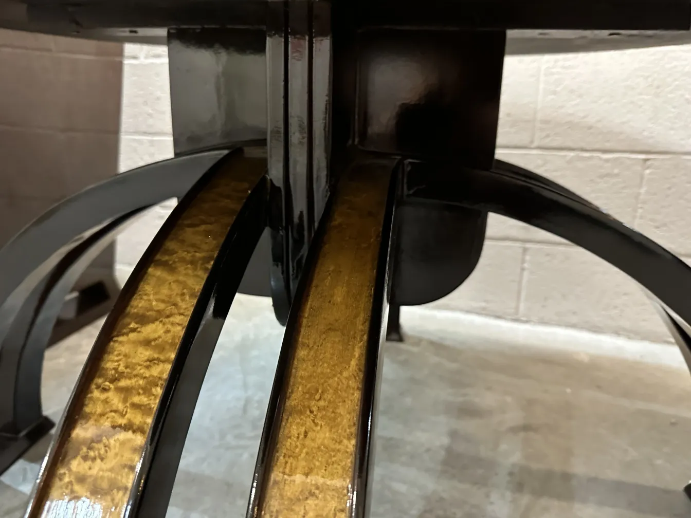 Mesa ratona antigua con curvaturas elegantes y detalles