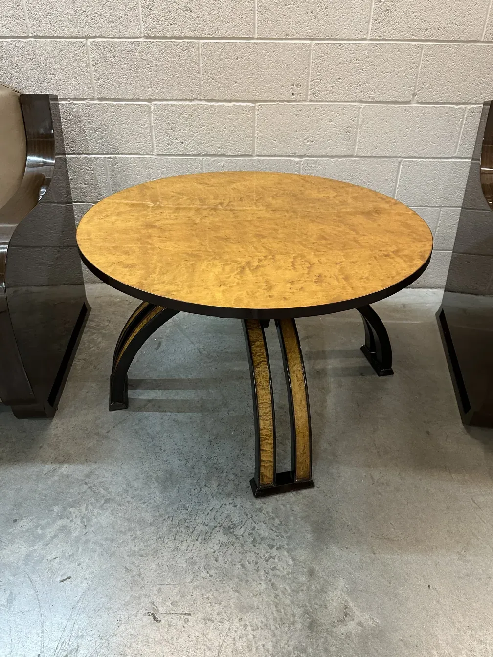 mesa ratona antigua redonda con base decorativa y ambiente elegante