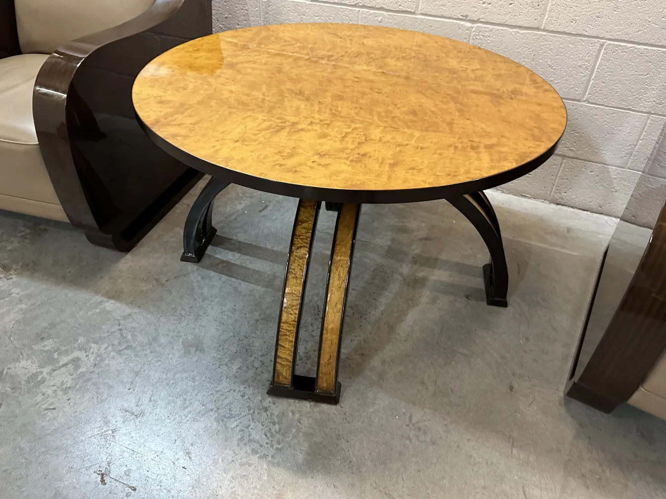 mesa ratona antigua de forma redonda, con acabado brillante, en un ambiente acogedor