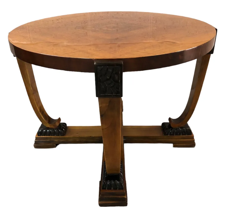 Table basse ancienne ronde avec des pieds élégants de couleur claire